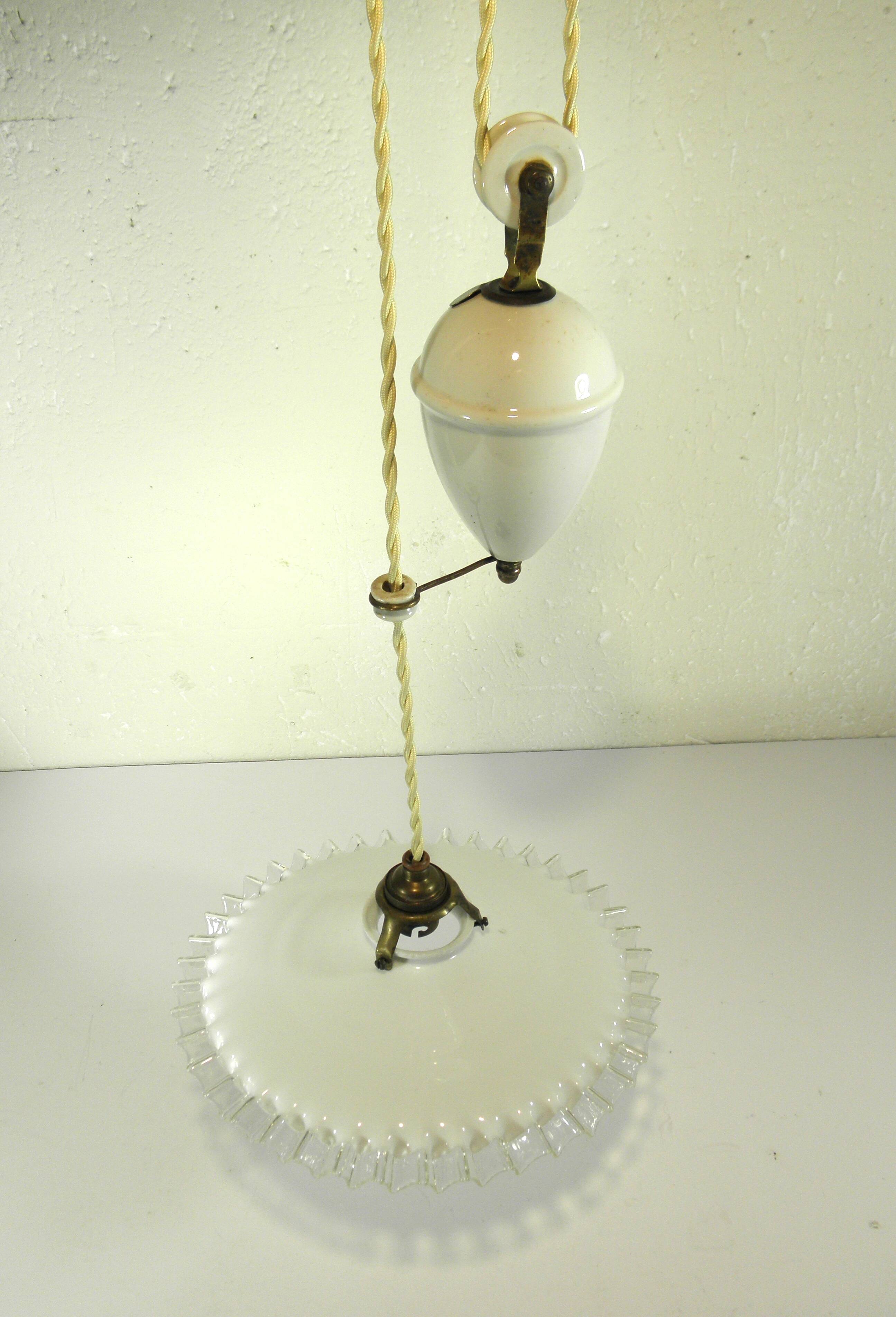 "Rise and fall" suspension in opaline and porcelain