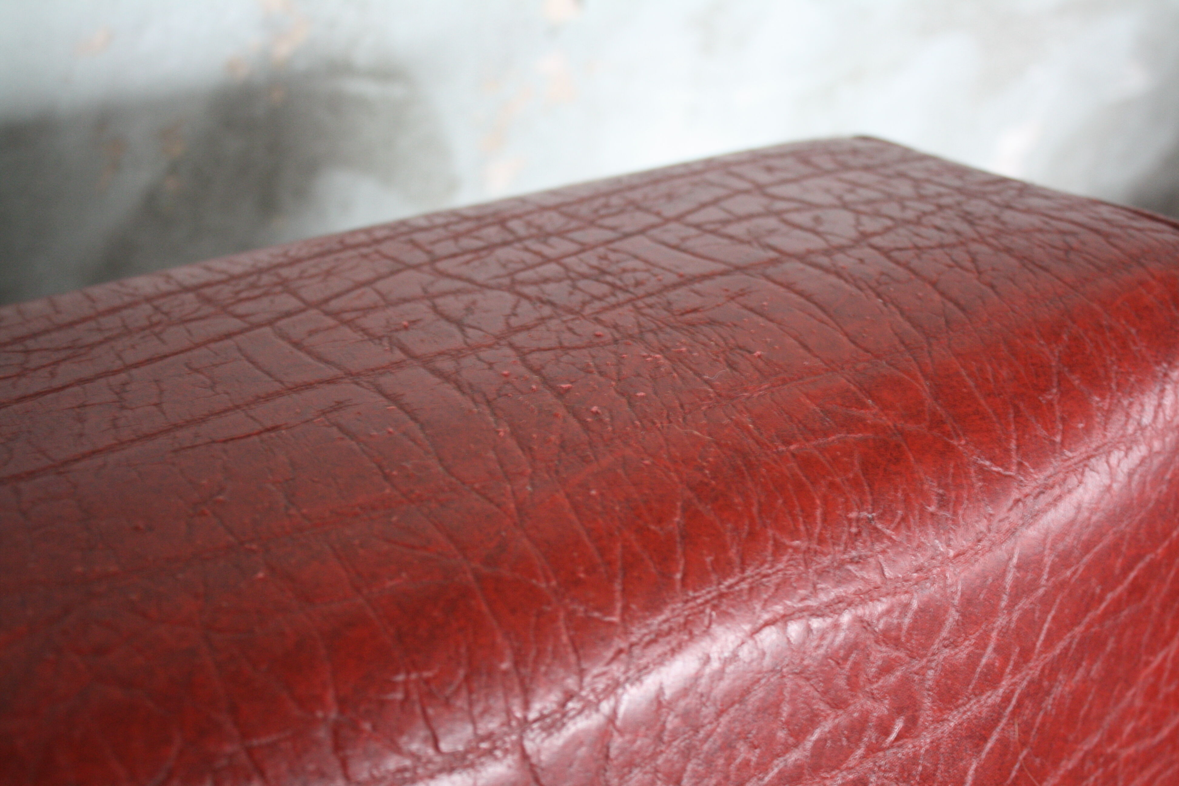 3-seater sofa and 2 rockabilly chairs in red and black skai
