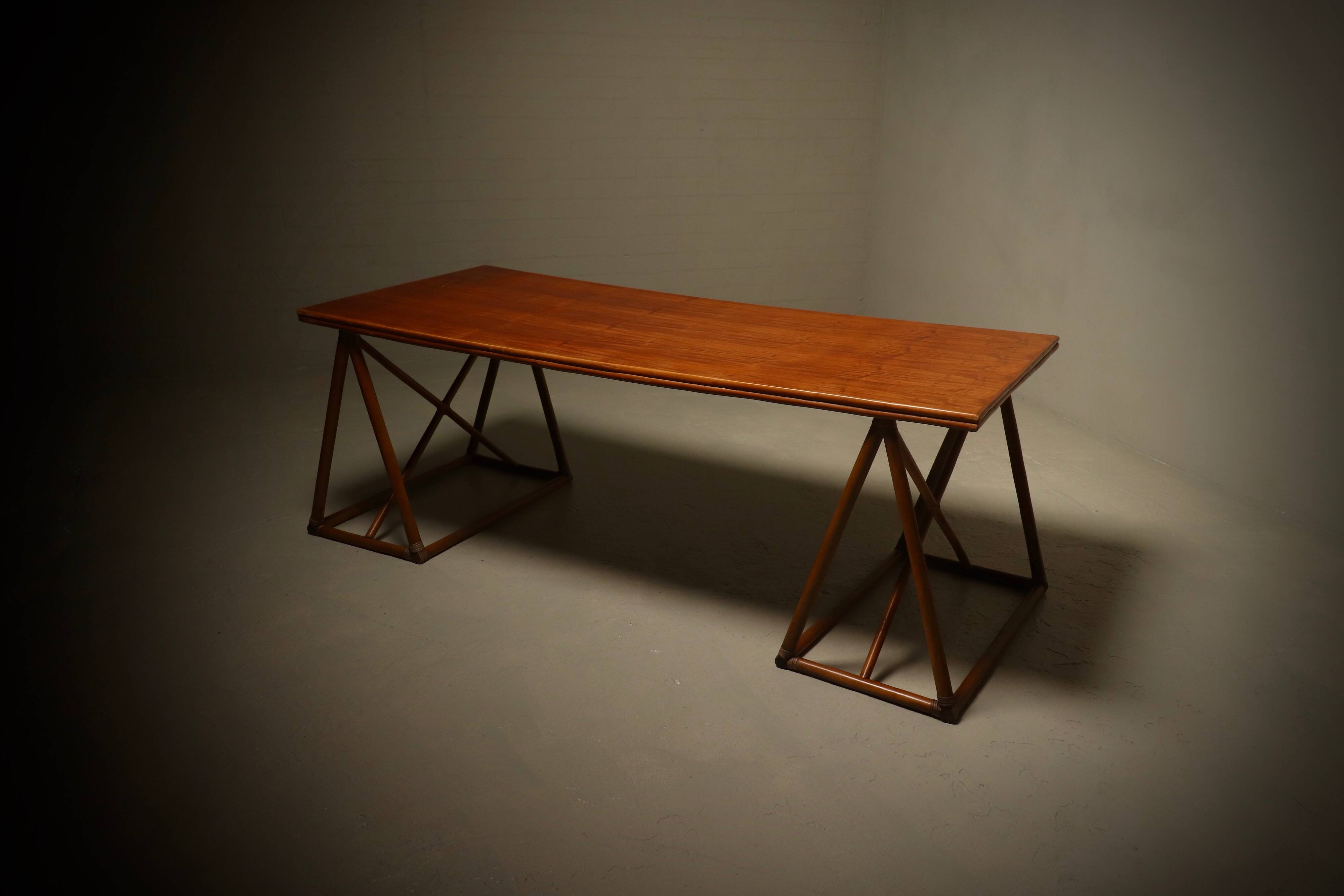 Bureau ou table à manger en treillis italien des années 1970 en bambou et rotin.