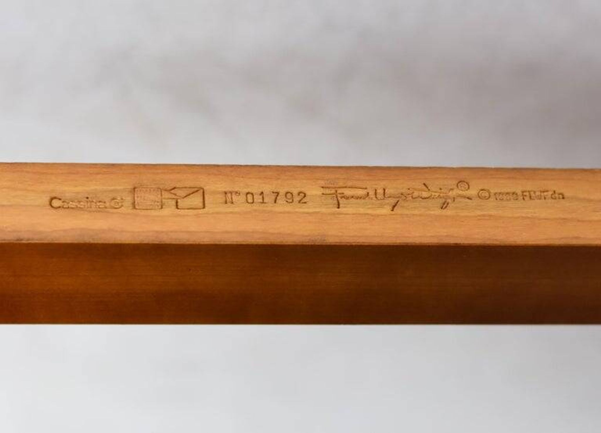 Table Frank Lloyd Wright ‘608 Taliesin’ + four Mackintosh chairs “309 Ingram”