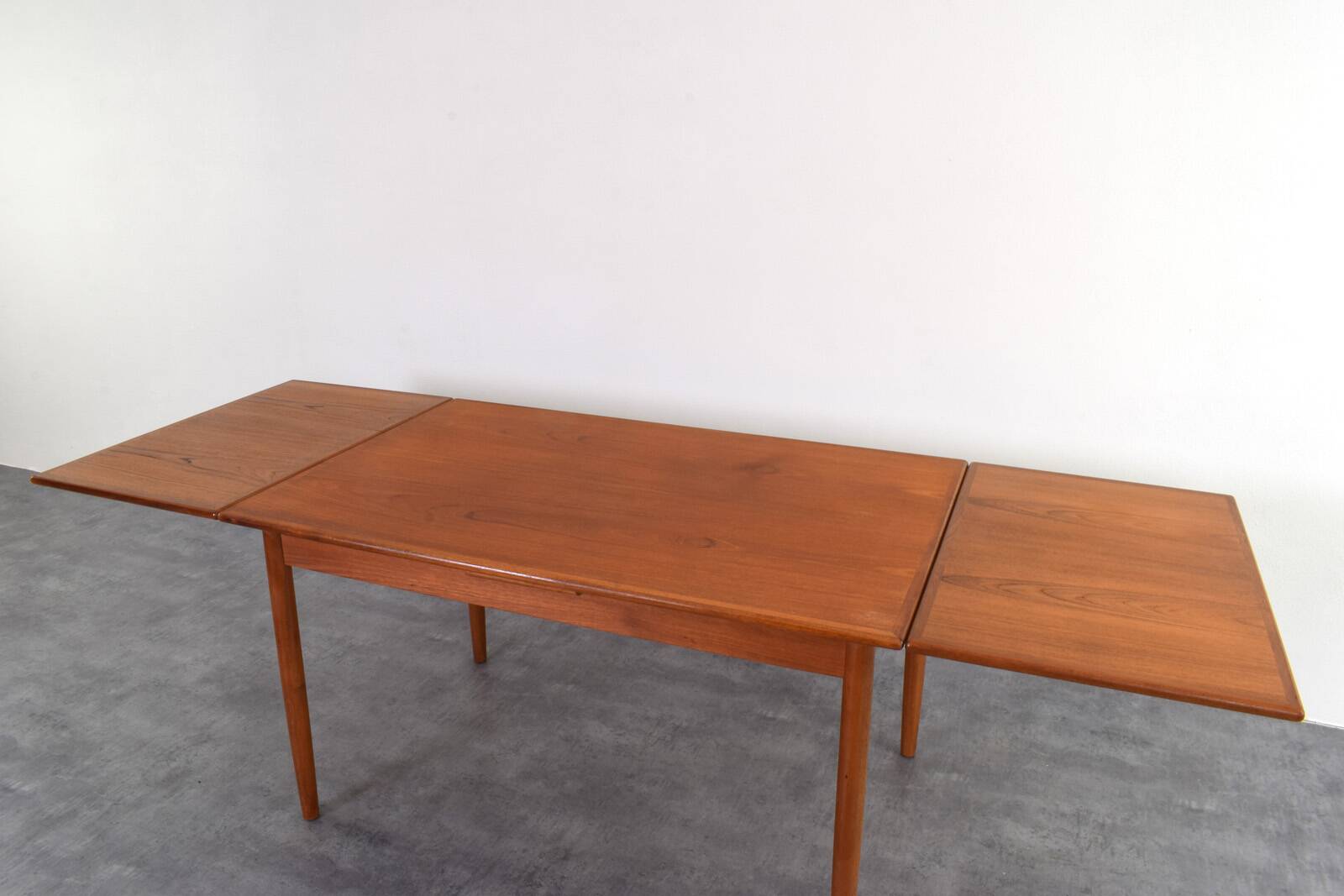 Table à manger extensible en teck danois des années 1960.
