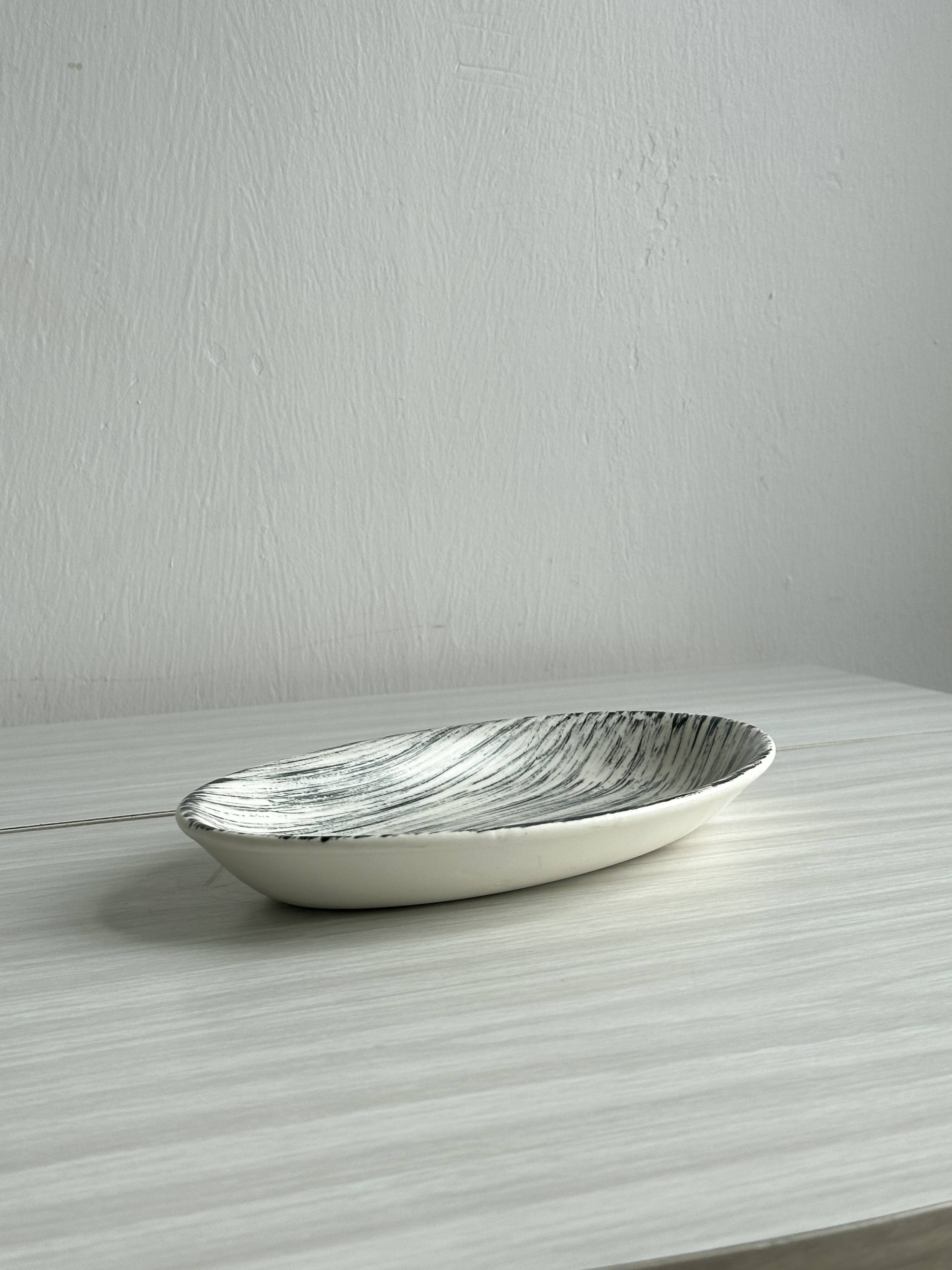 Vide poche, petit plat design noir et blanc Salins France.