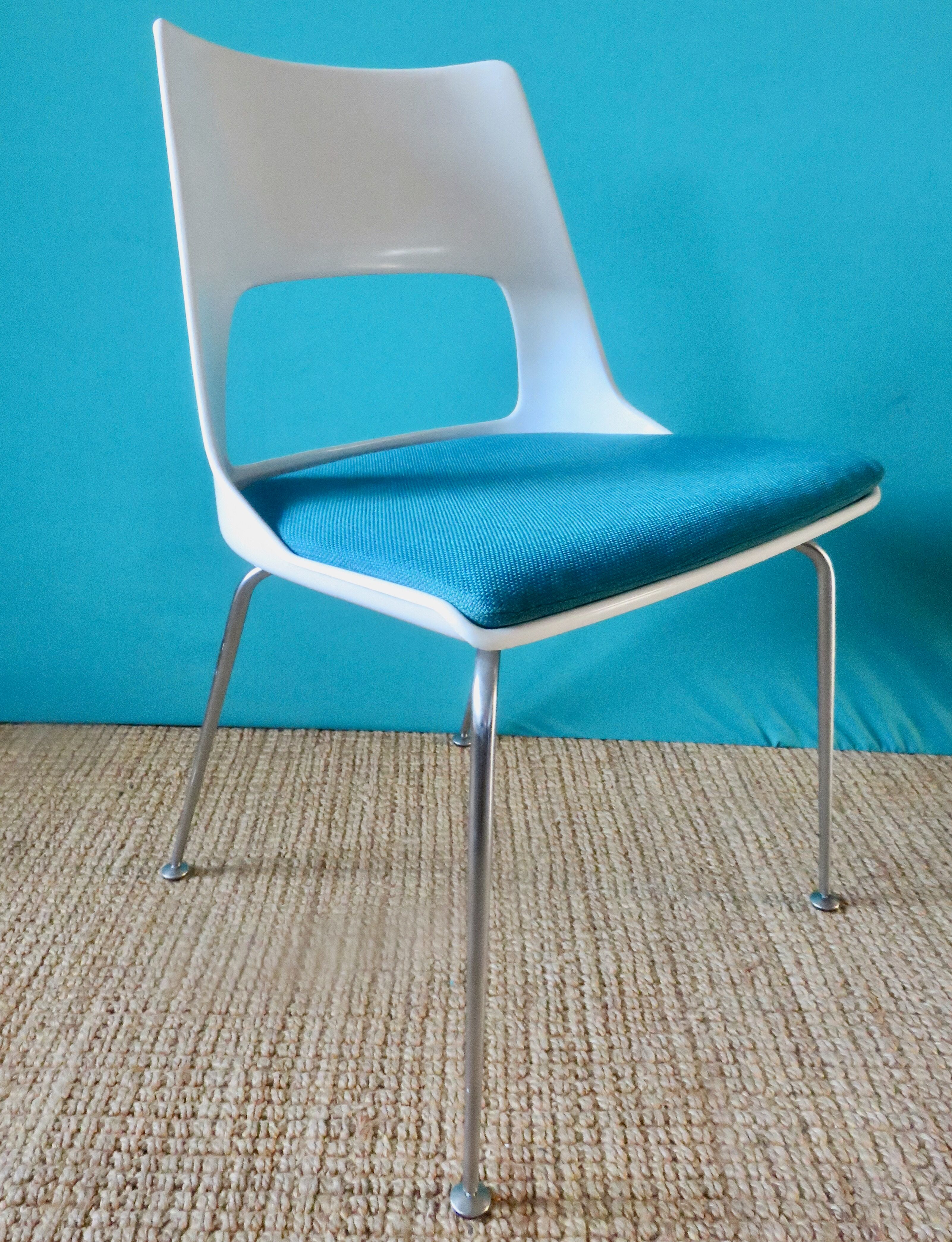 6 chaises blanches à galette turquoise de Kay Korving. Danemark 1975
