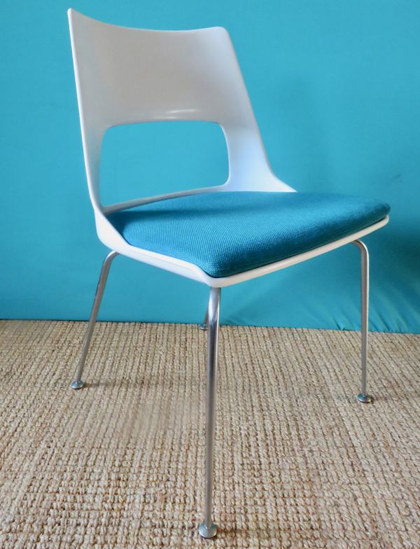 6 chaises blanches à galette turquoise de Kay Korving. Danemark 1975