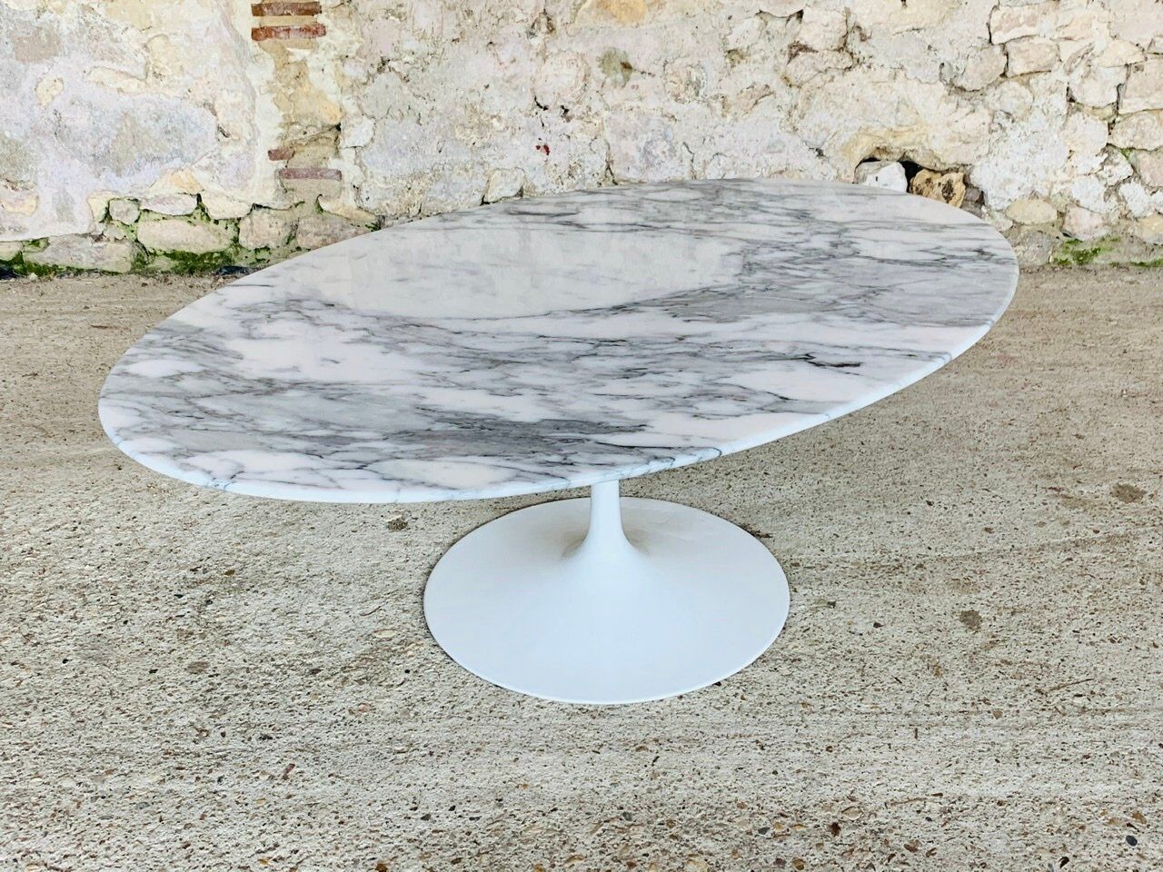Eero Saarinen coffee table, oval, "Tulip" by Knoll International, circa 70's