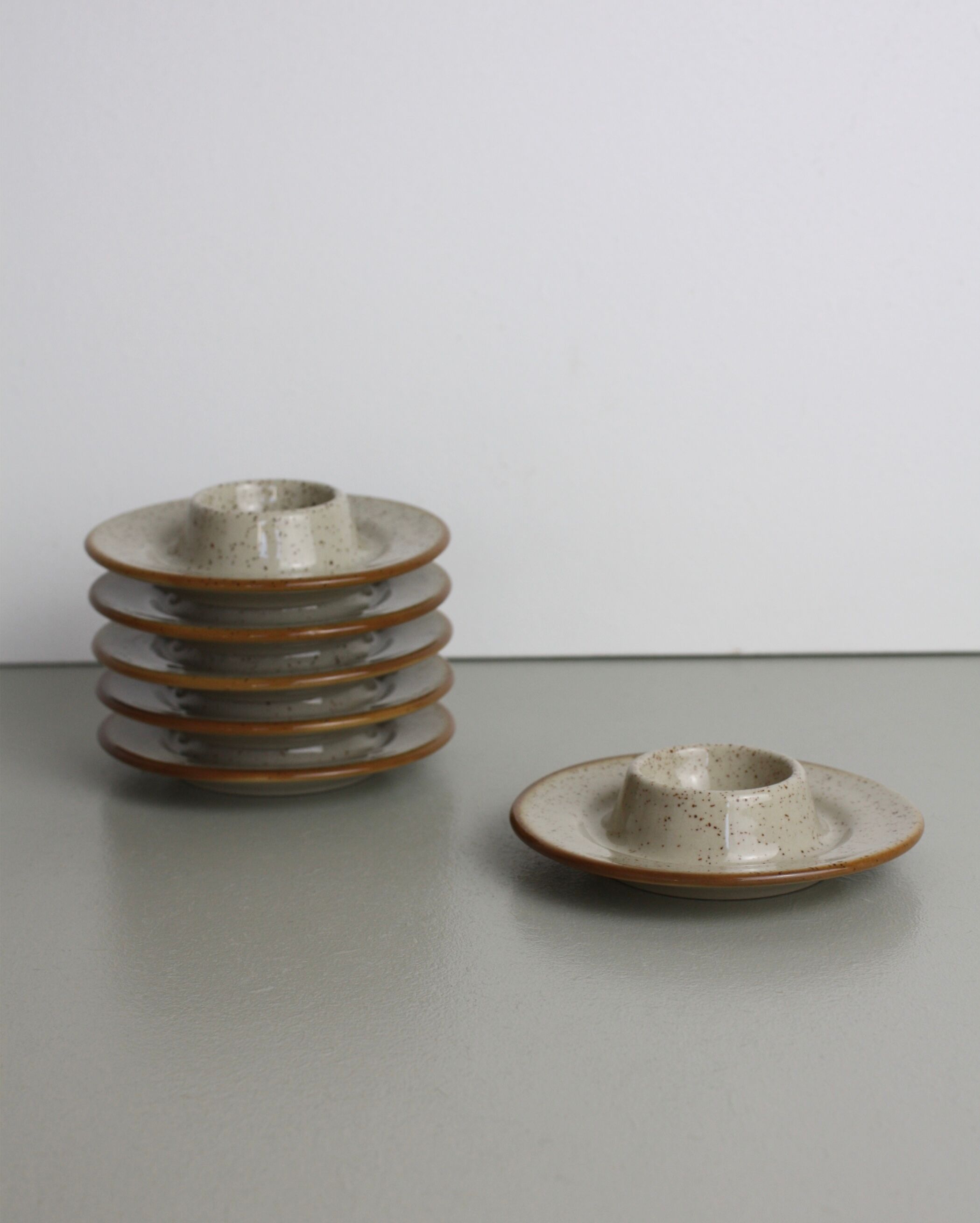 Set de 6 coquetiers en grès moucheté