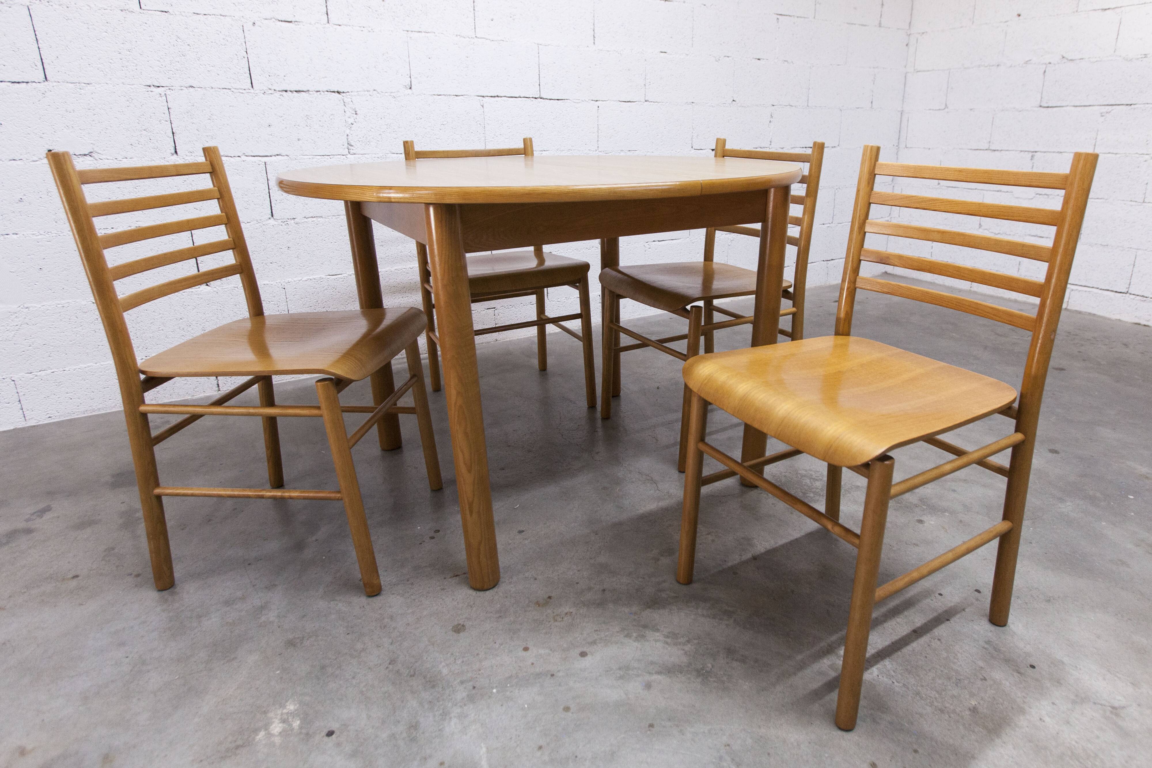 Danish ensemble transformable table 114 cm / 154 + 4 modernist chairs from the 1970s.