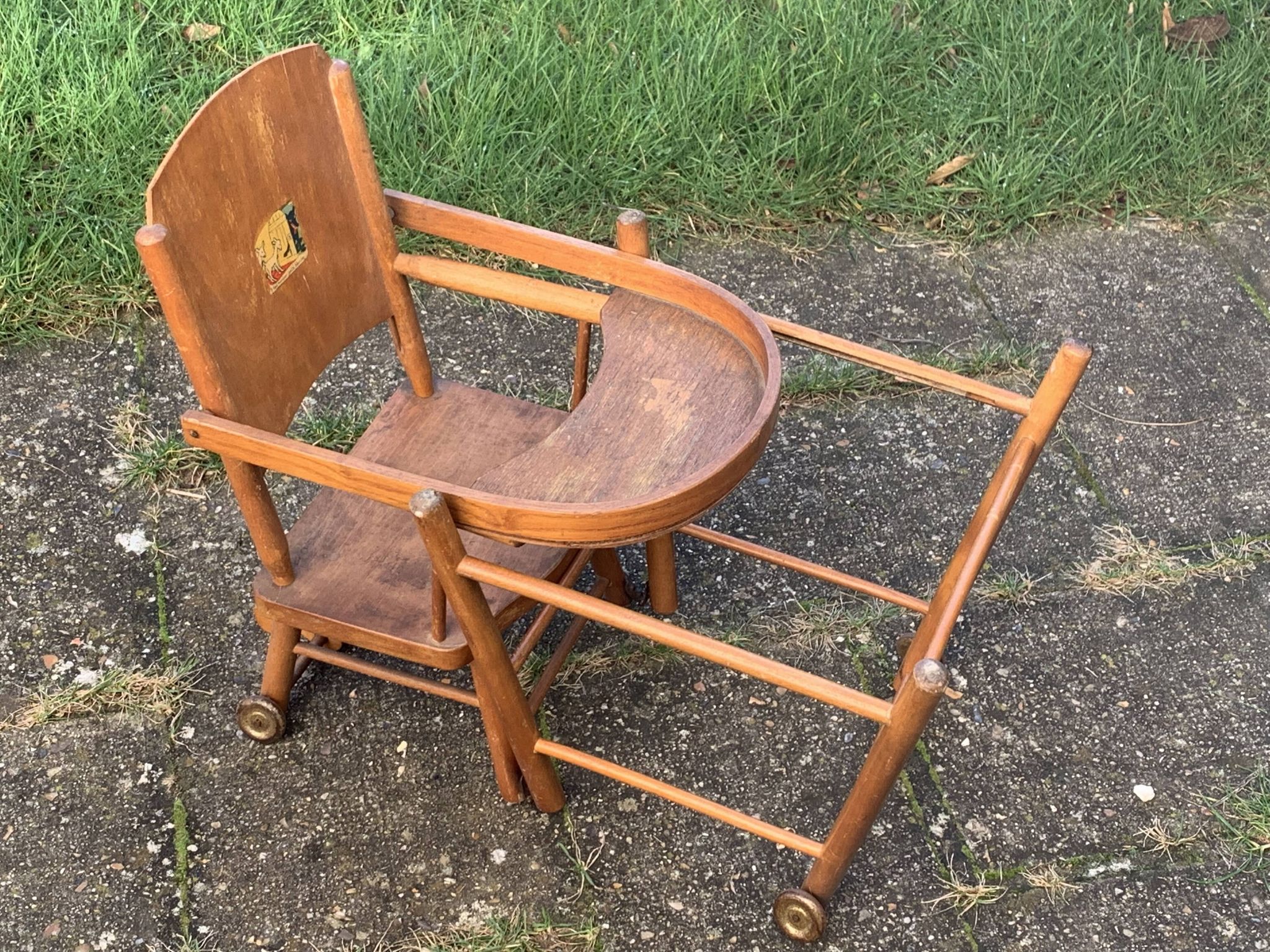 Chaise haute pour poupées en bois vintage