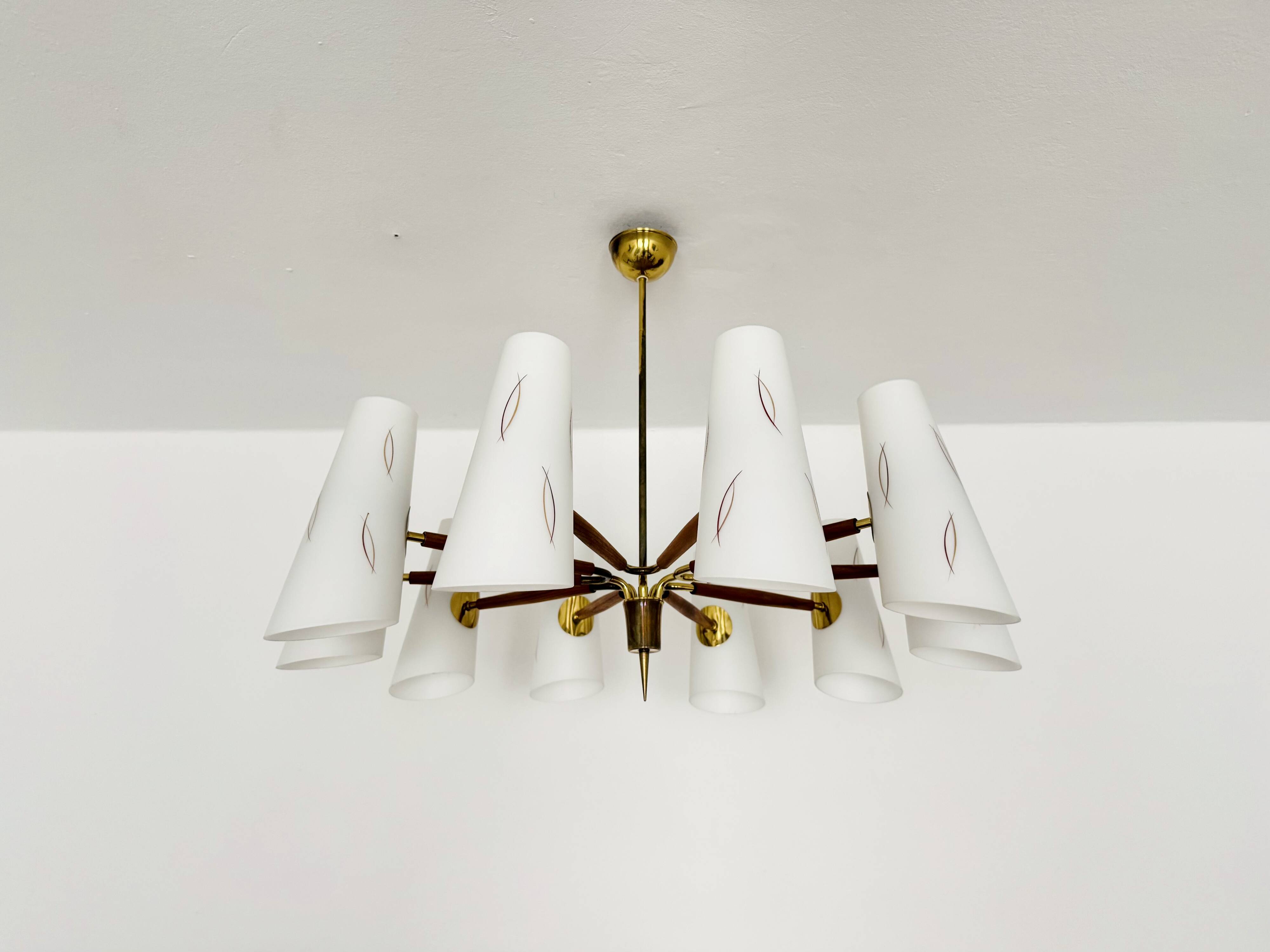 Grand lustre en laiton autrichien de style mid-century moderne par Rupert Nikoll