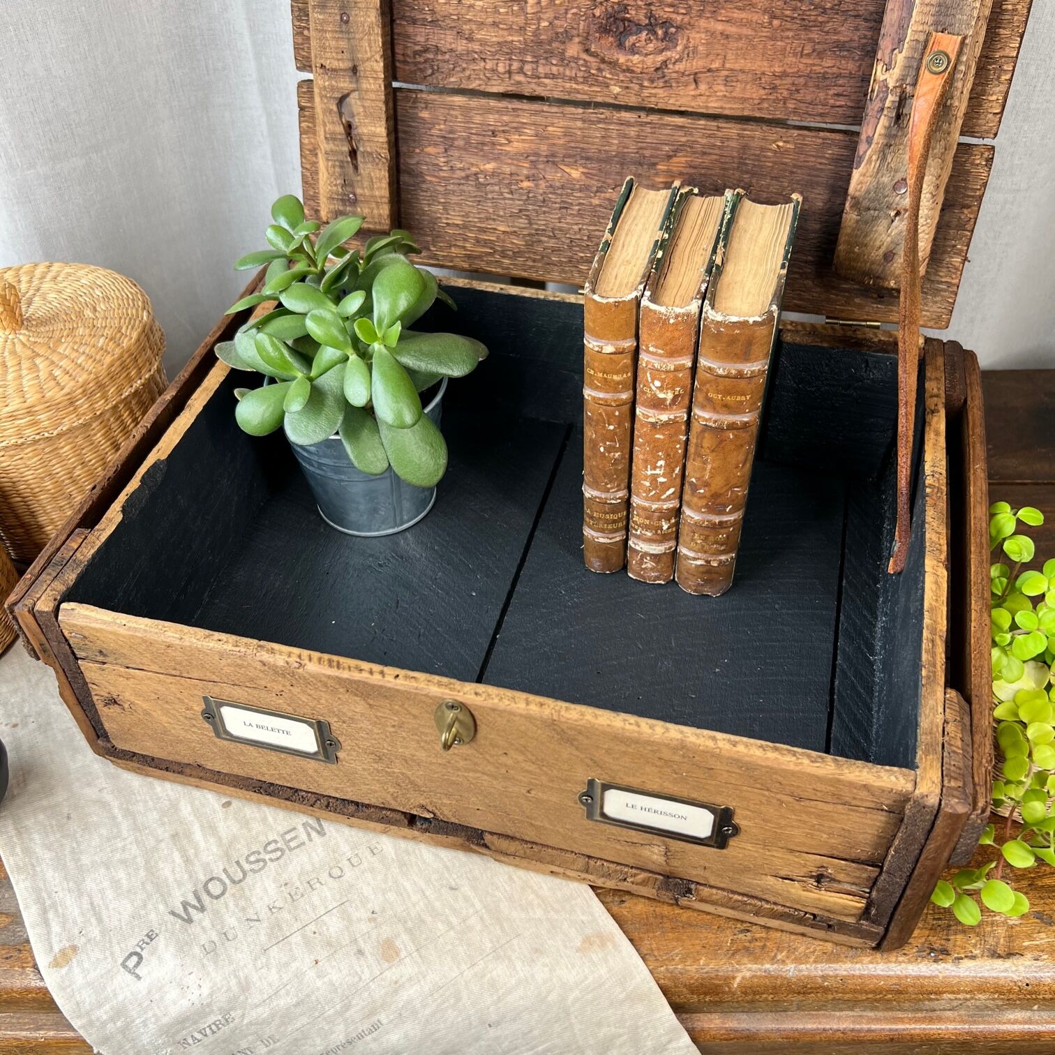 Raw wooden box “The weasel & the hedgehog”