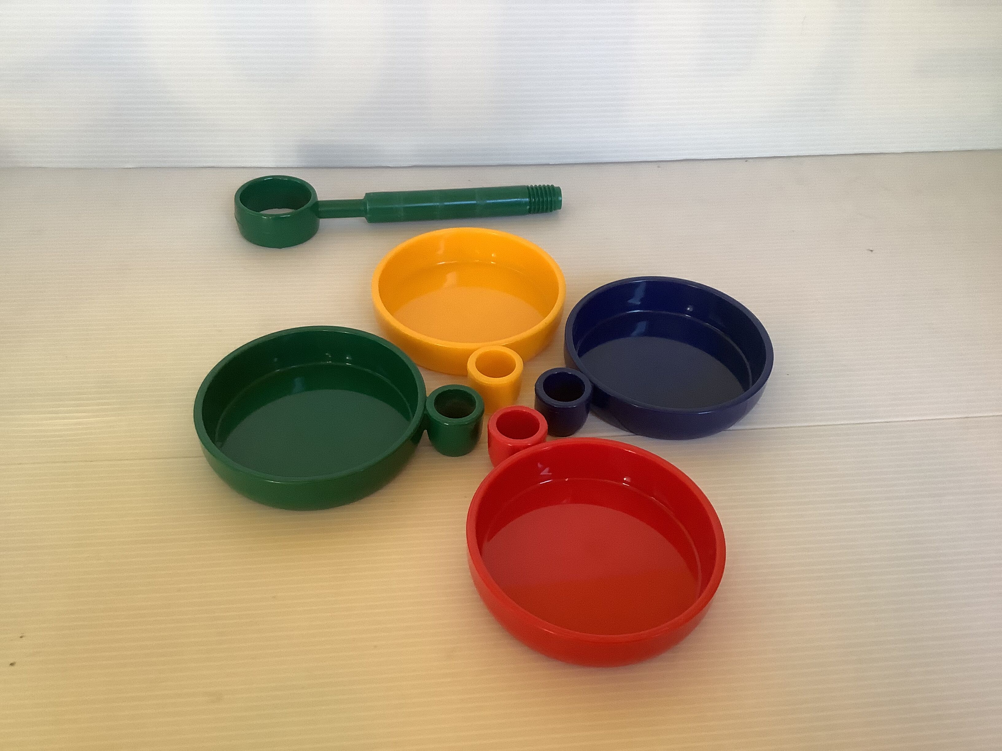Servant with 4 plastic cups Emsa style