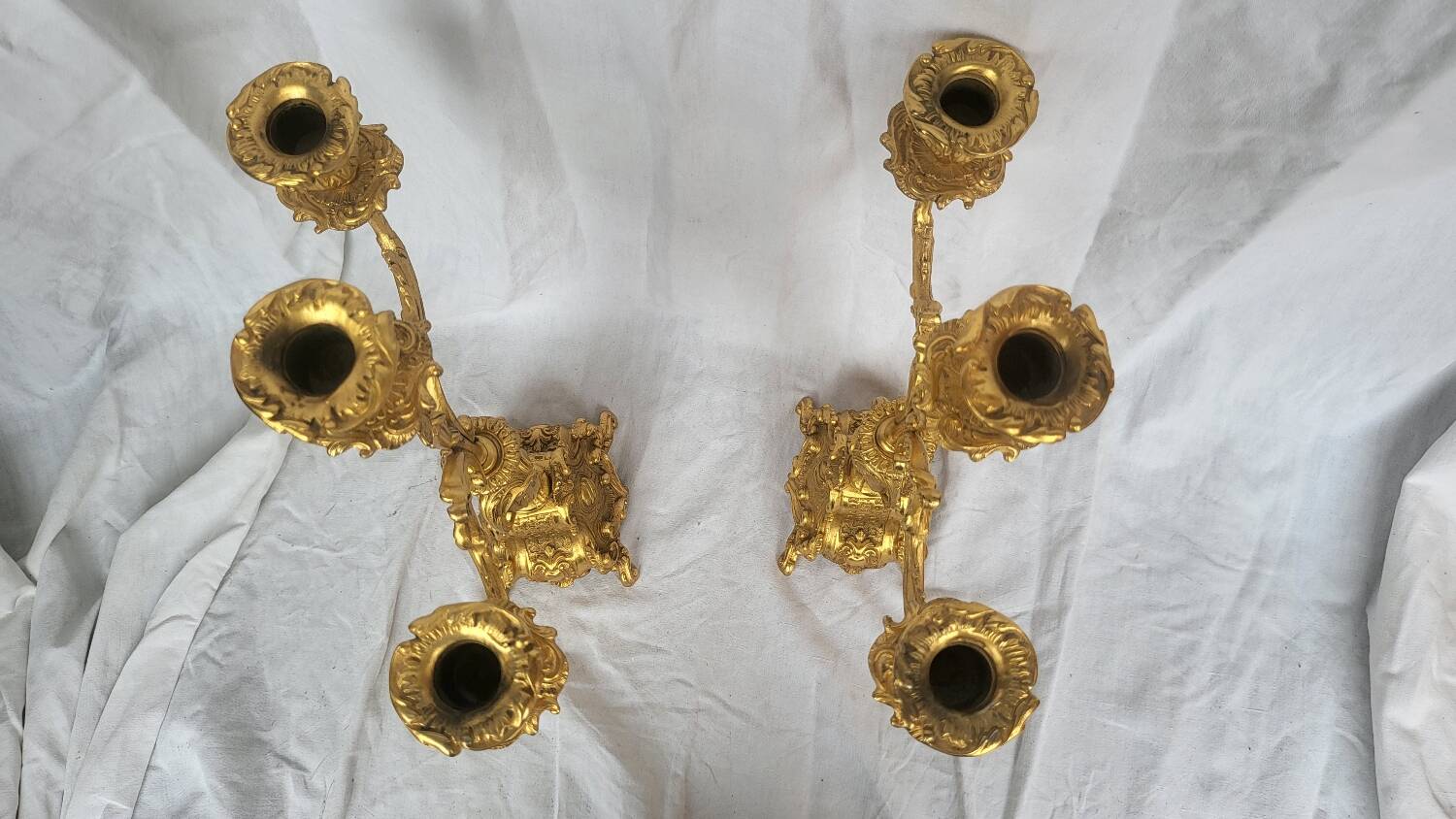 Paire de candélabres anciens en régule doré – style Louis XV – 41 cm