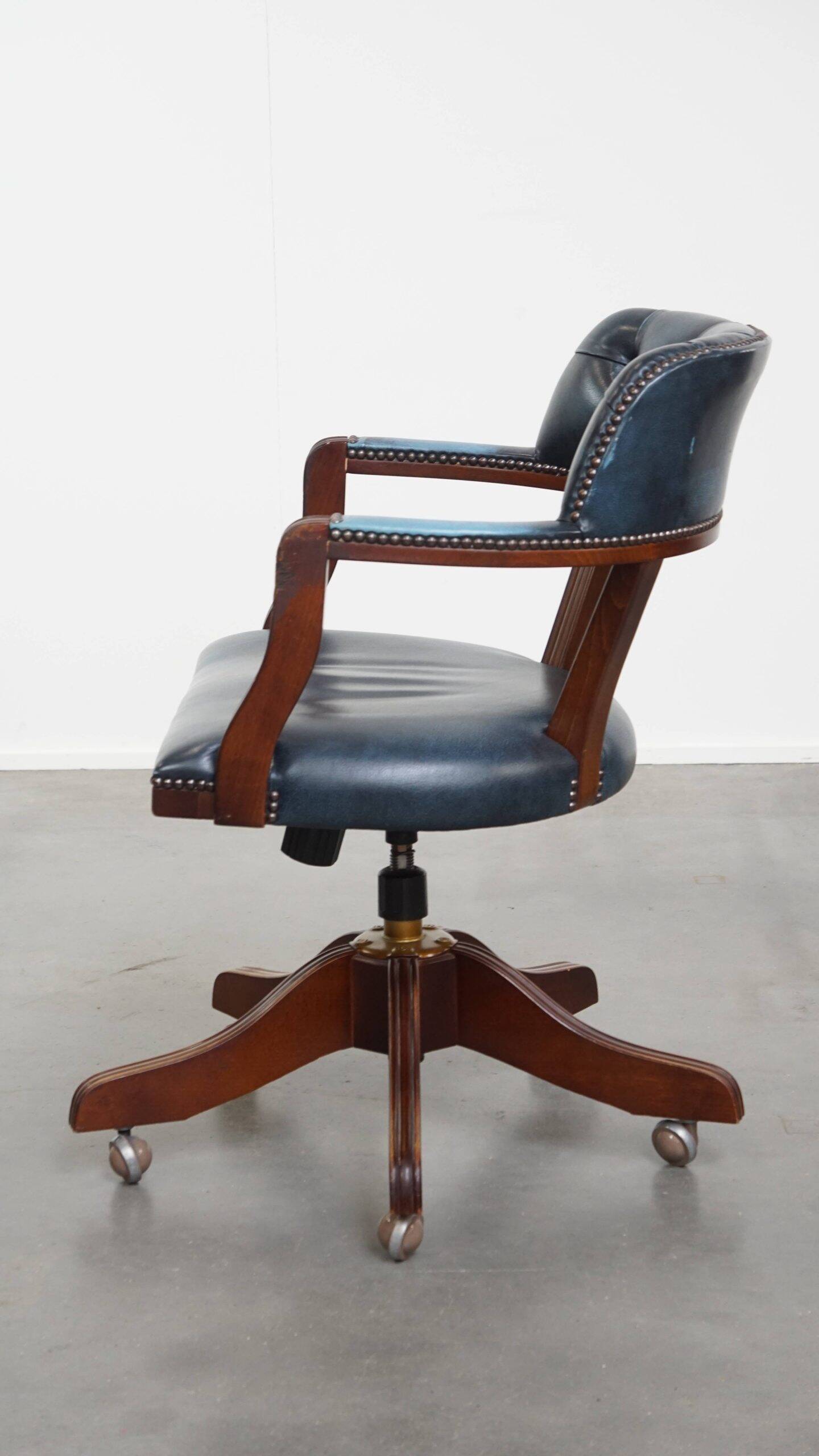 Bureau et chaise de bureau Chesterfield en cuir de vachette bleu