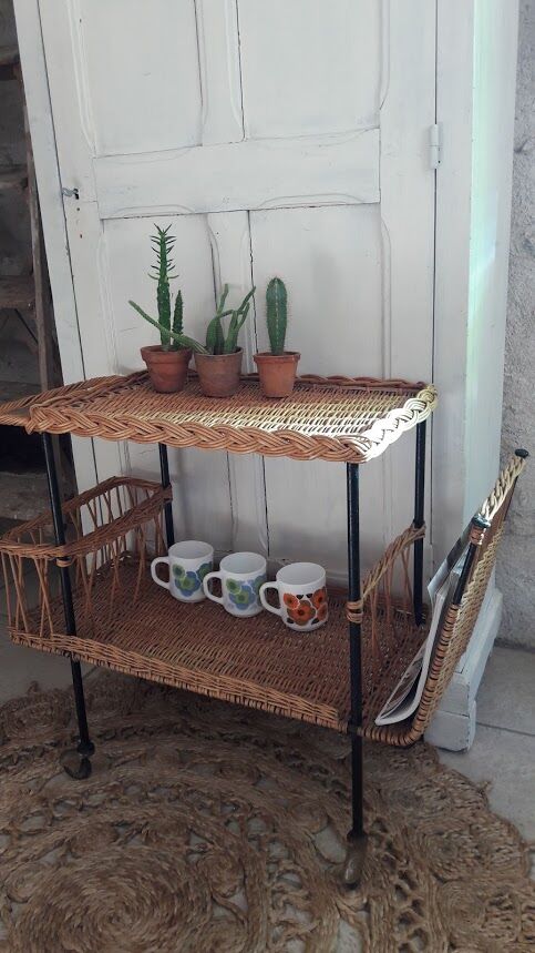 Wheels serving table