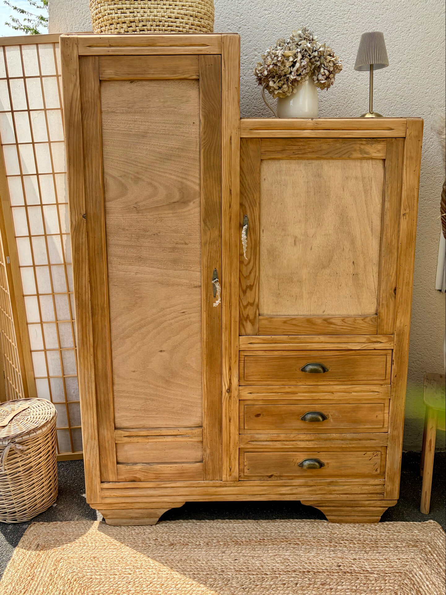 Asymmetrical wardrobe in raw wood
