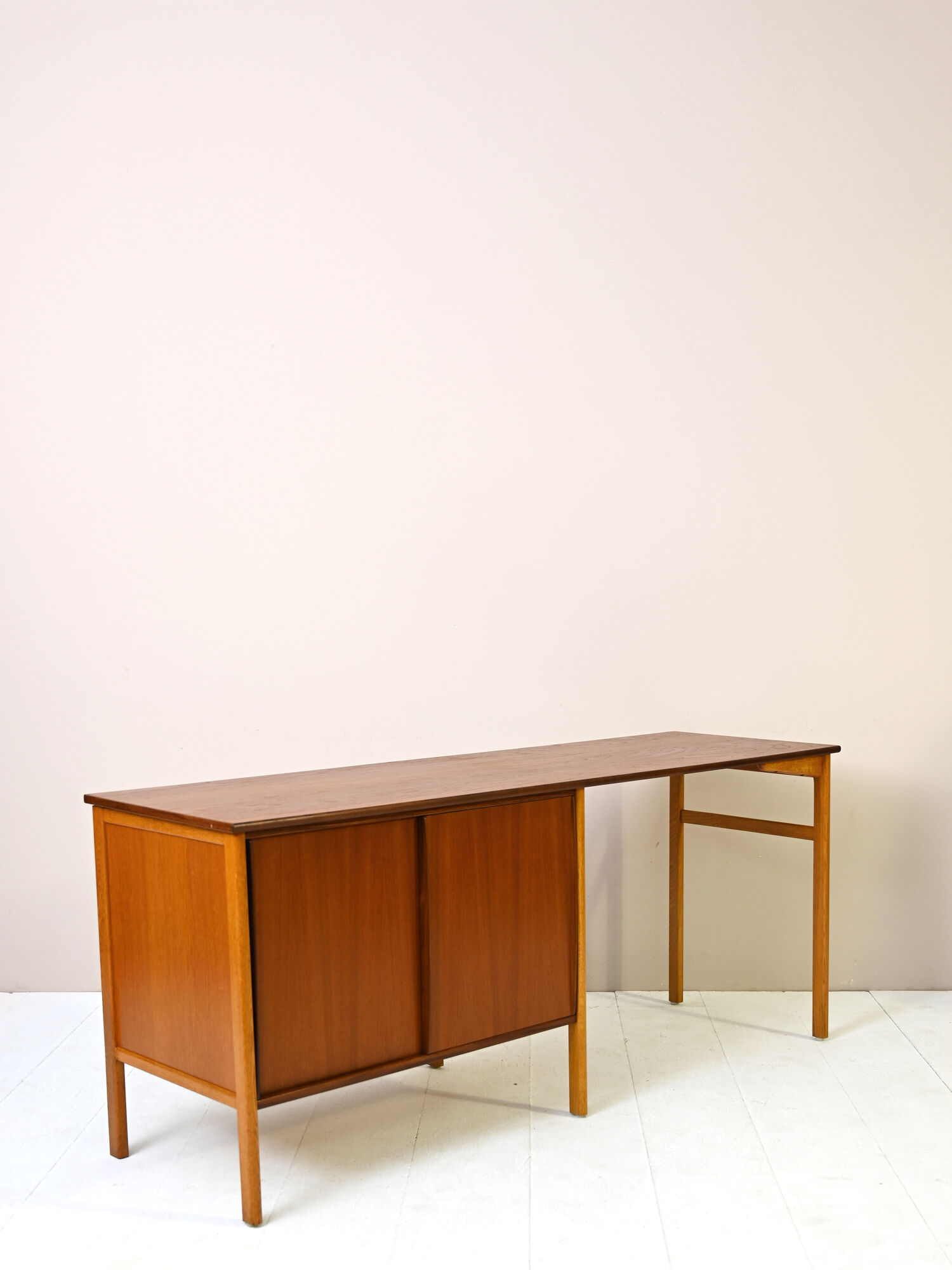 Scandinavian desk with bookcase and compartment with sliding doors