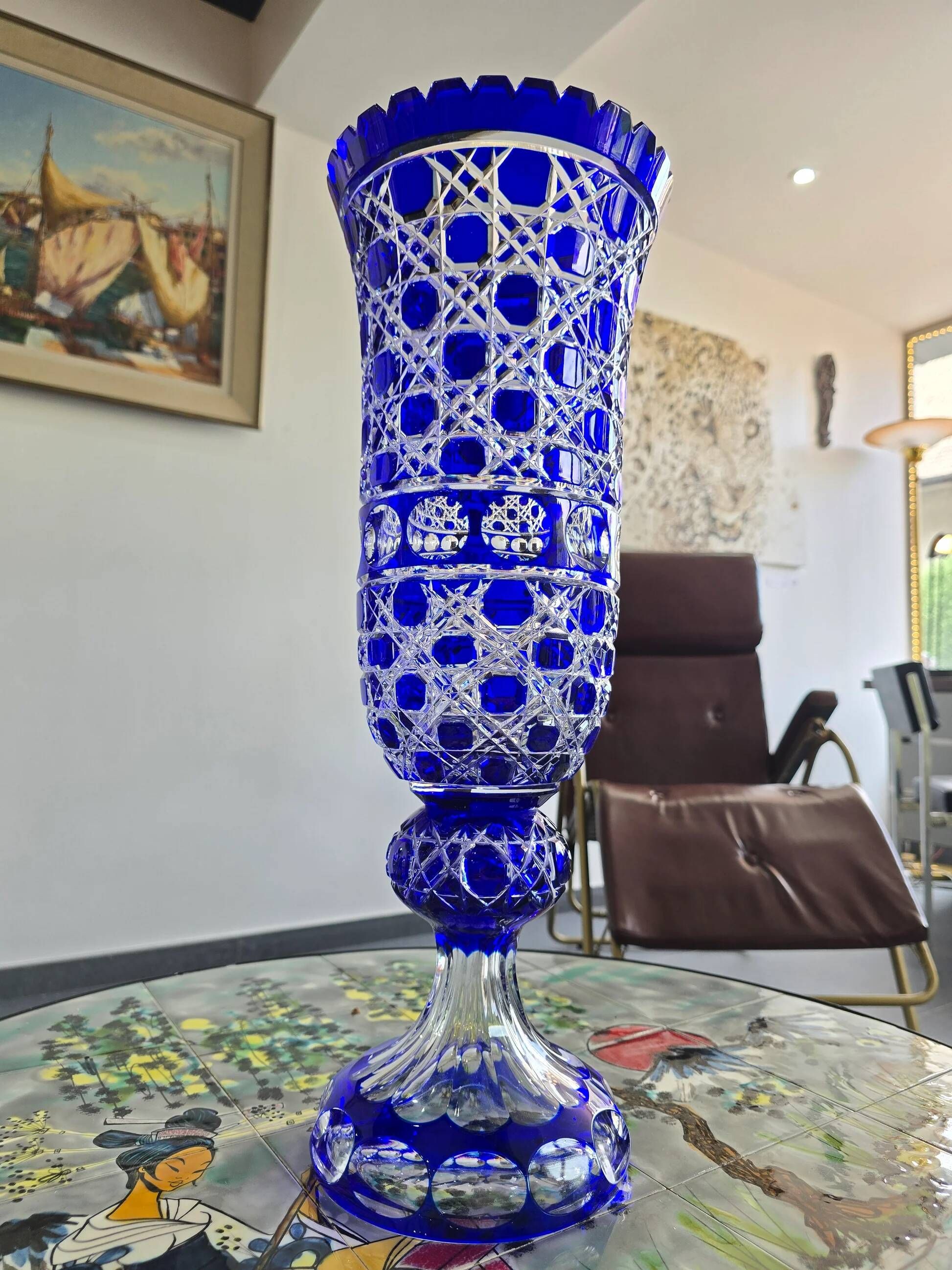 Cobalt blue cut crystal vase "The Great Owls" – Large model on a pedestal