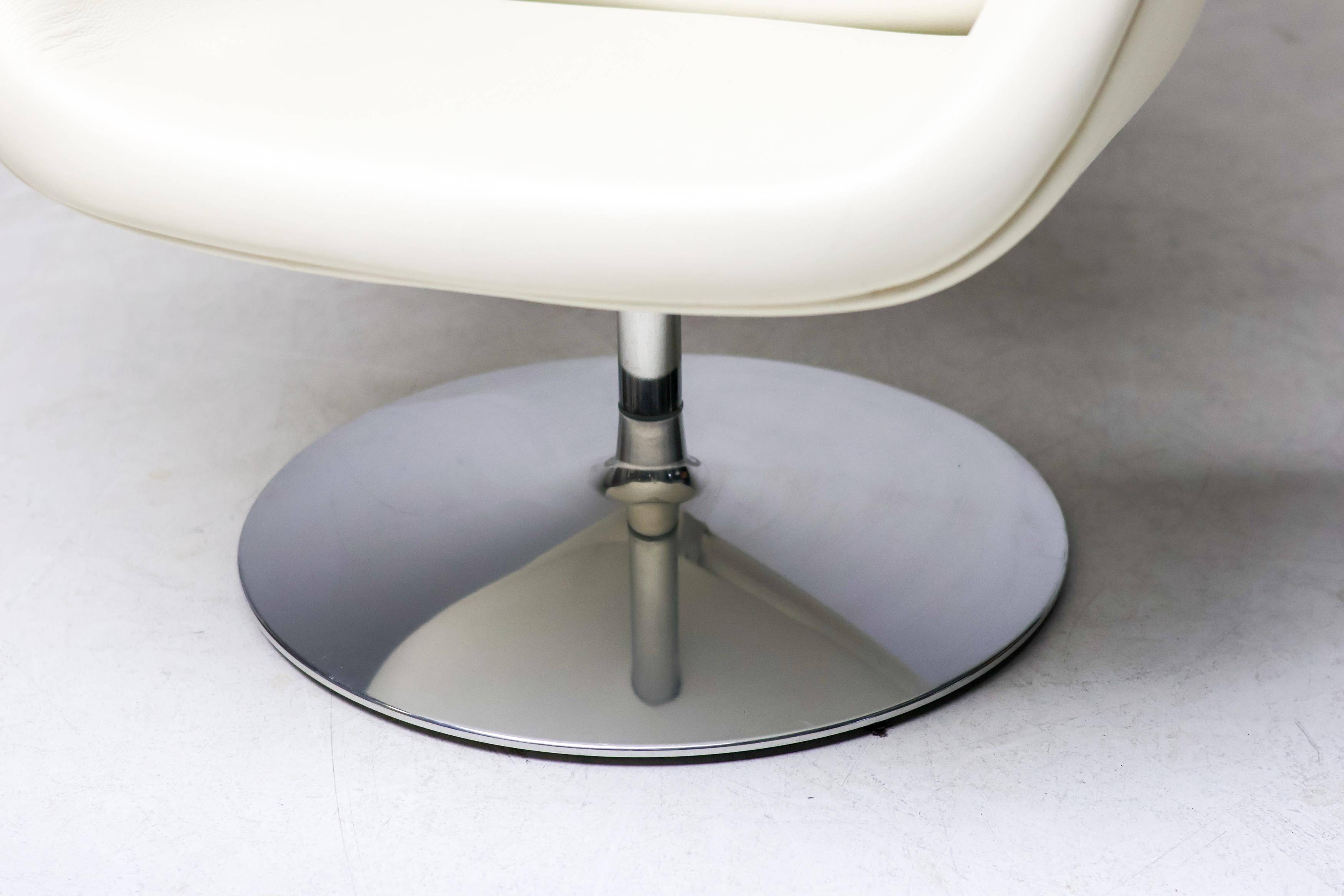 Artifort Tulip F545 Lounge Chair by Pierre Paulin, white leather