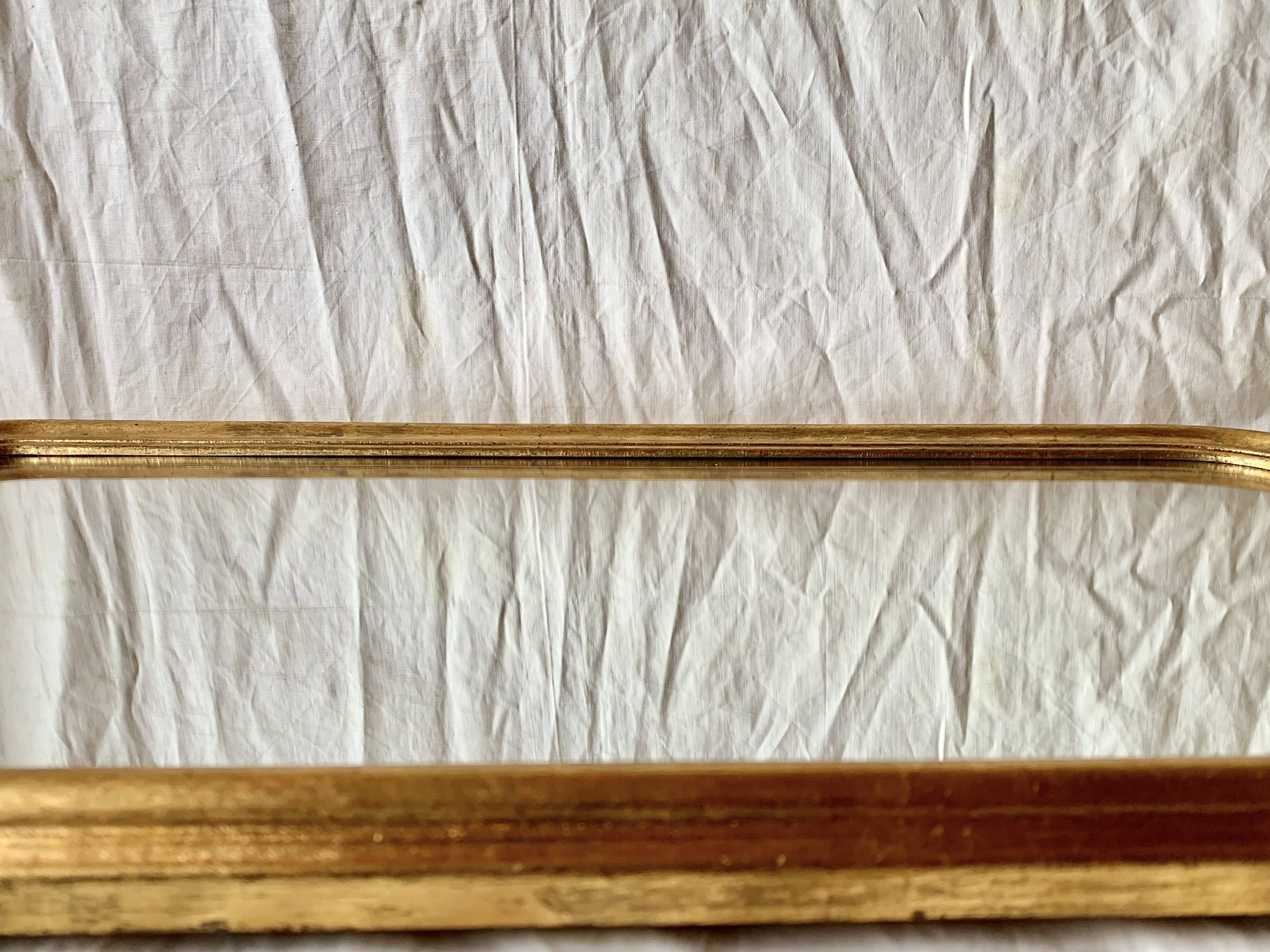 Grand miroir mural style arche en bois peint doré