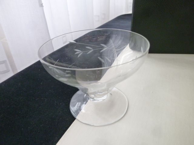 Set of 6 low glass champagne glasses ground decoration. 50s