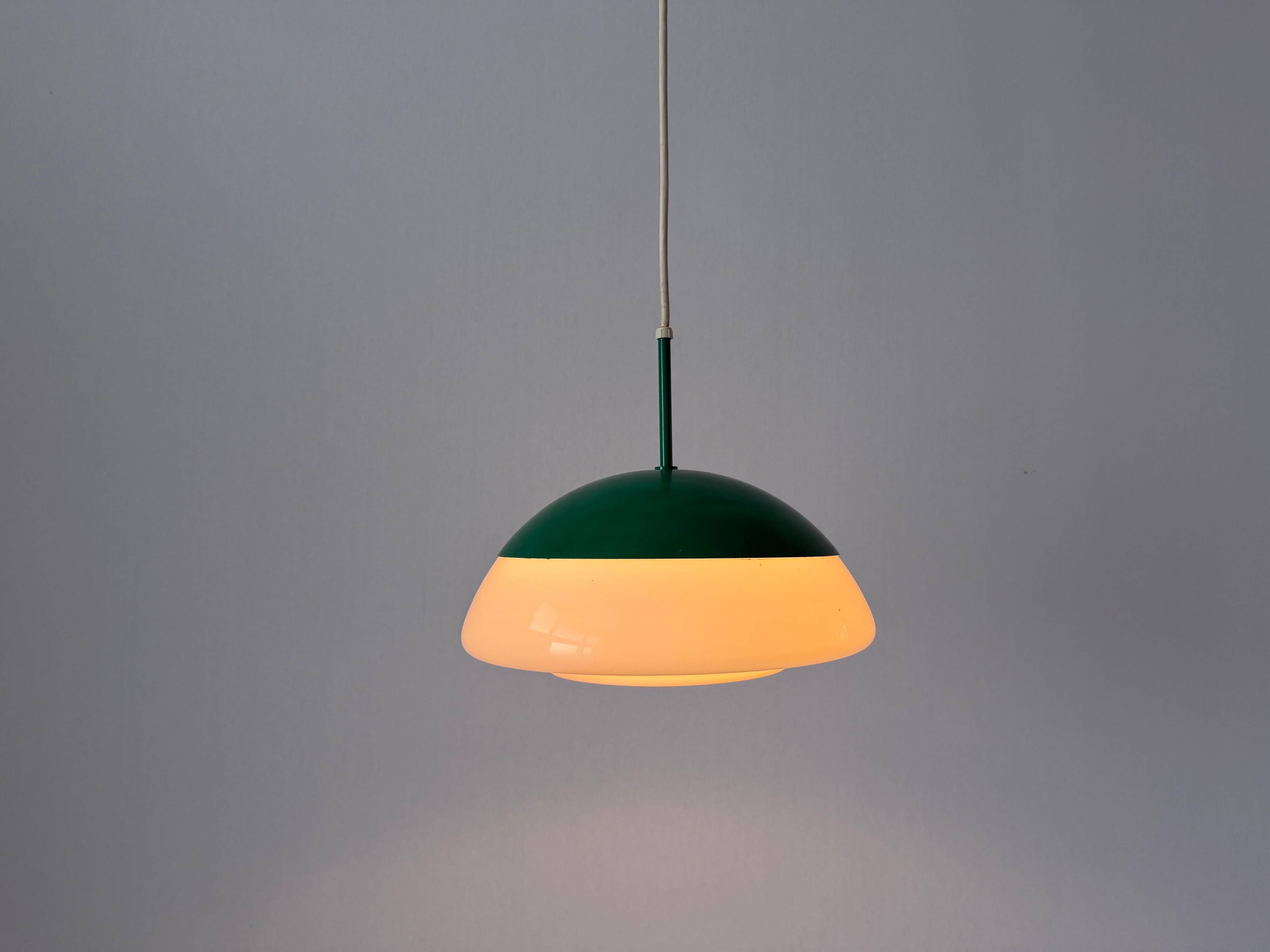 Suspension en métal vert et verre opale, années 1960, Germany
