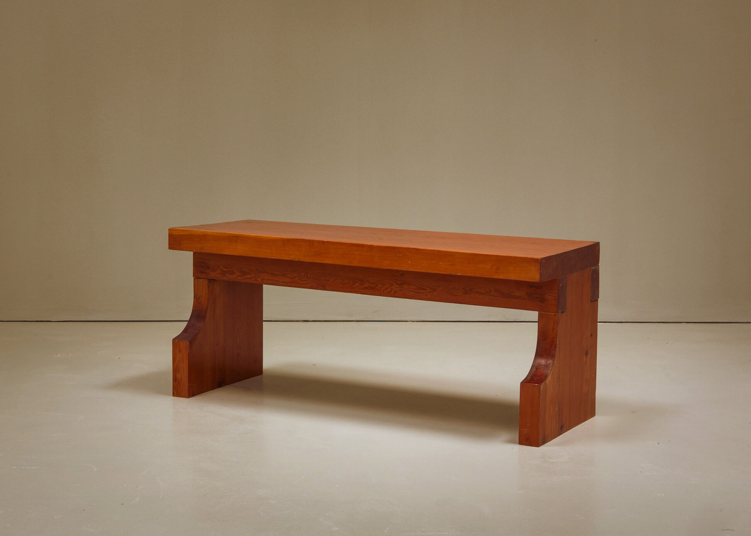 Banc brutaliste de Marc Dessauvage en bois de pin