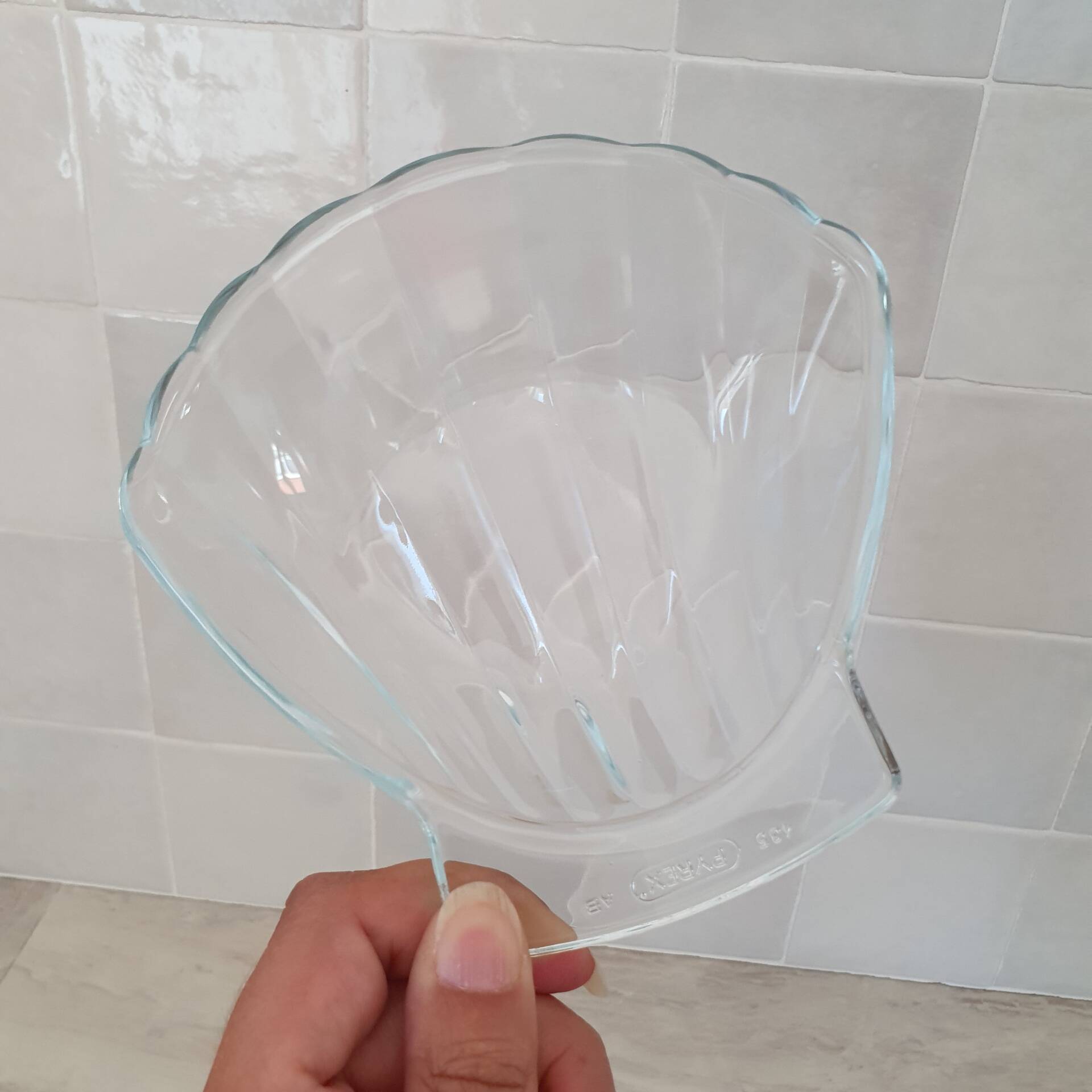 8 small shell-shaped ramekins in transparent glass