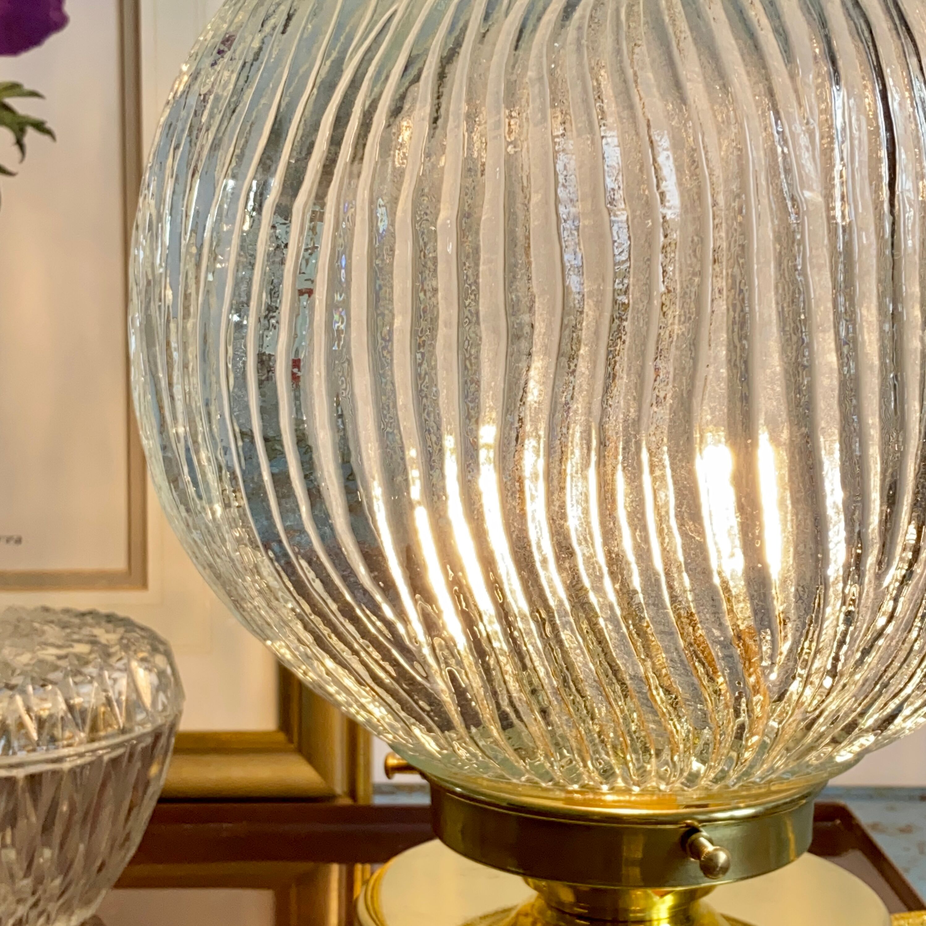 Lampe à poser globe vintage en verre strié