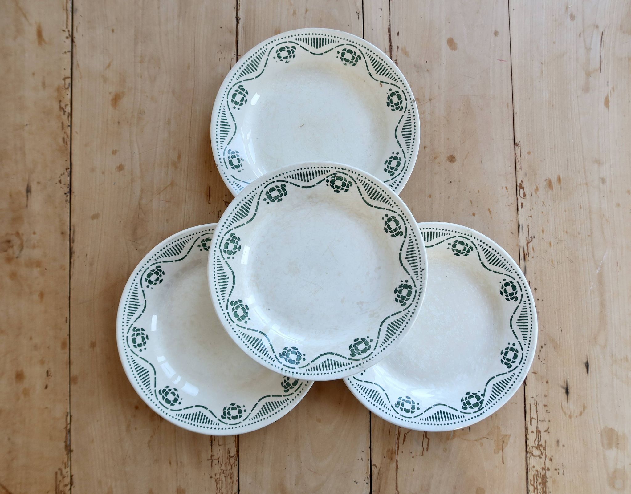 4 assiettes plates terre de fer Nouvelles Galeries Ennegé Paris - Modèle Ro