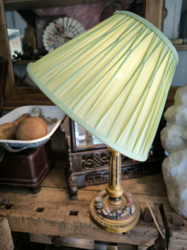 Lampe en bois polychrome et doré 1920
