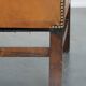Fauteuil Chesterfield anglais classique en cuir de vachette couleur cognac clair