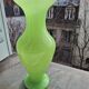 Grand vase balustre en verre opalin couleur anis hauteur 31 cm