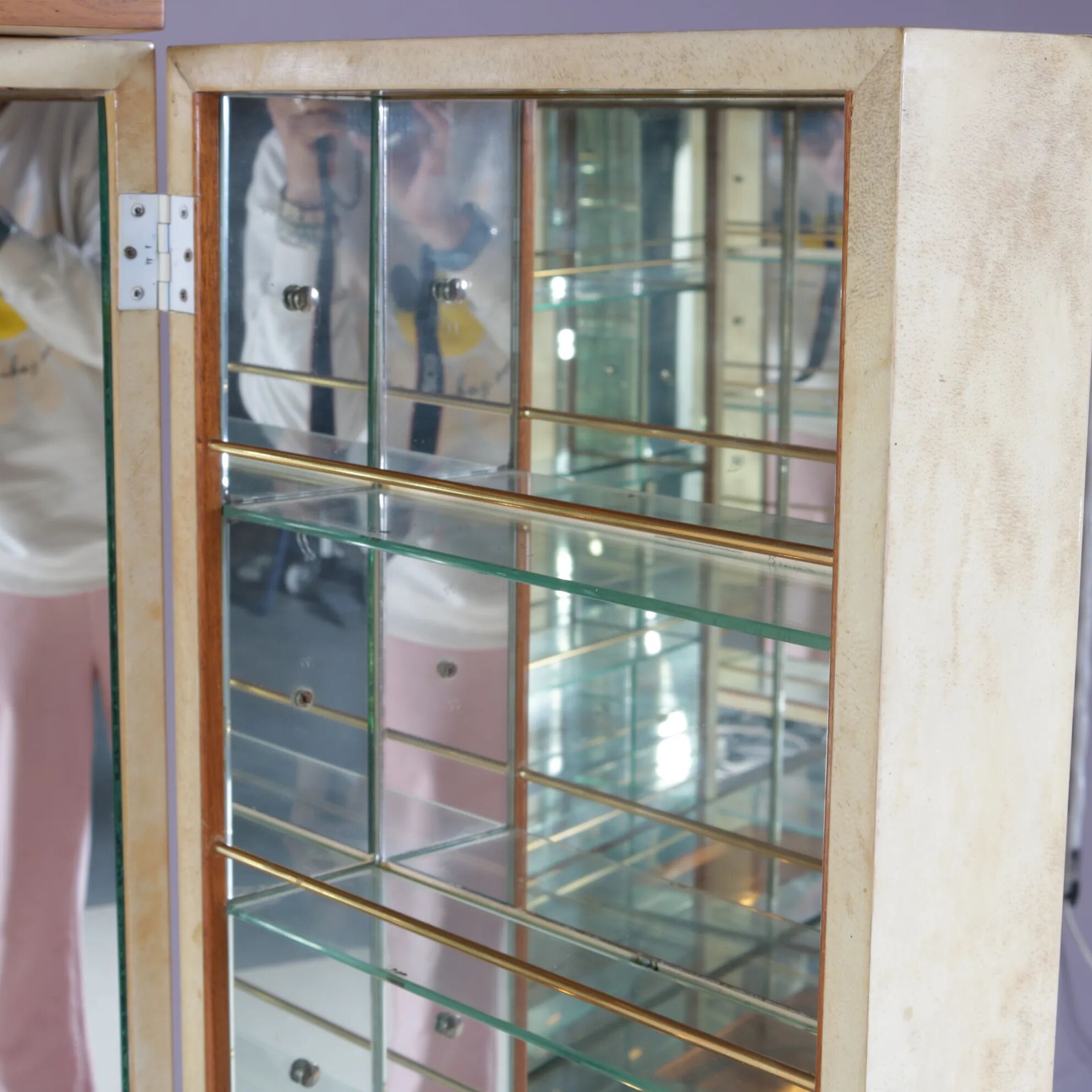 Cabinet de bar Aldo Tura en peau de chèvre sur piédestal, années 1960
