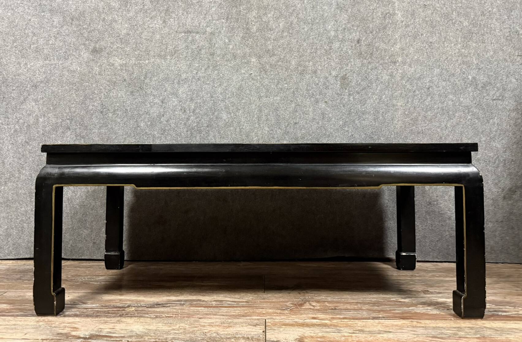 Chinese coffee table in black lacquer and colored mother-of-pearl decorations