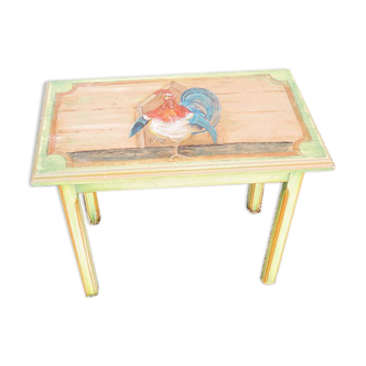 Ancienne petite table d’appoint en bois massif peint main, décor coq