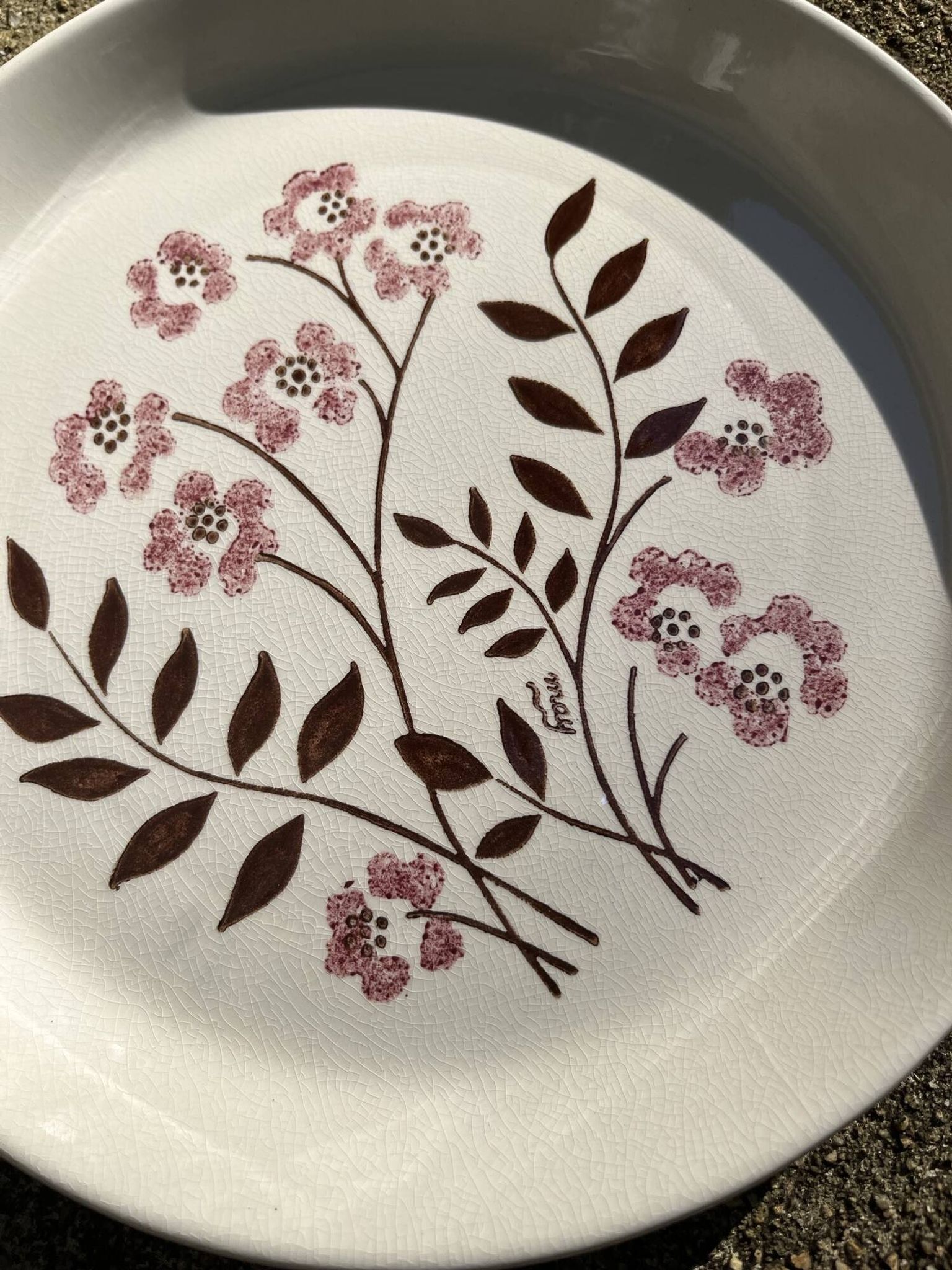 2 large vintage plates 24 cm flower pattern manufacture May