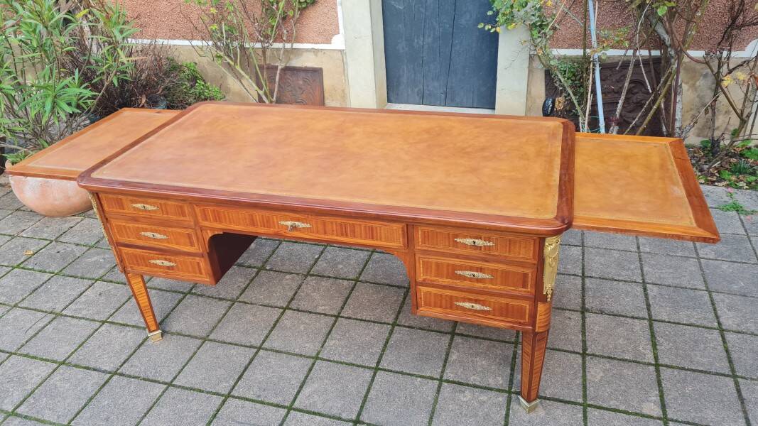 Napoleon III period desk in marquetry from the 19th century.
