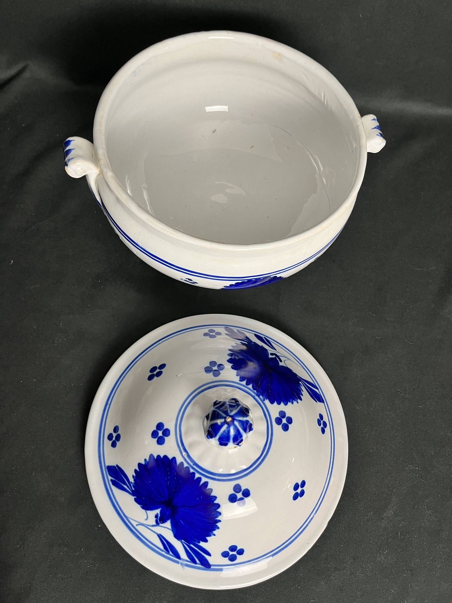 Lunéville, soupière en faïence à décor bleu fin XIXème