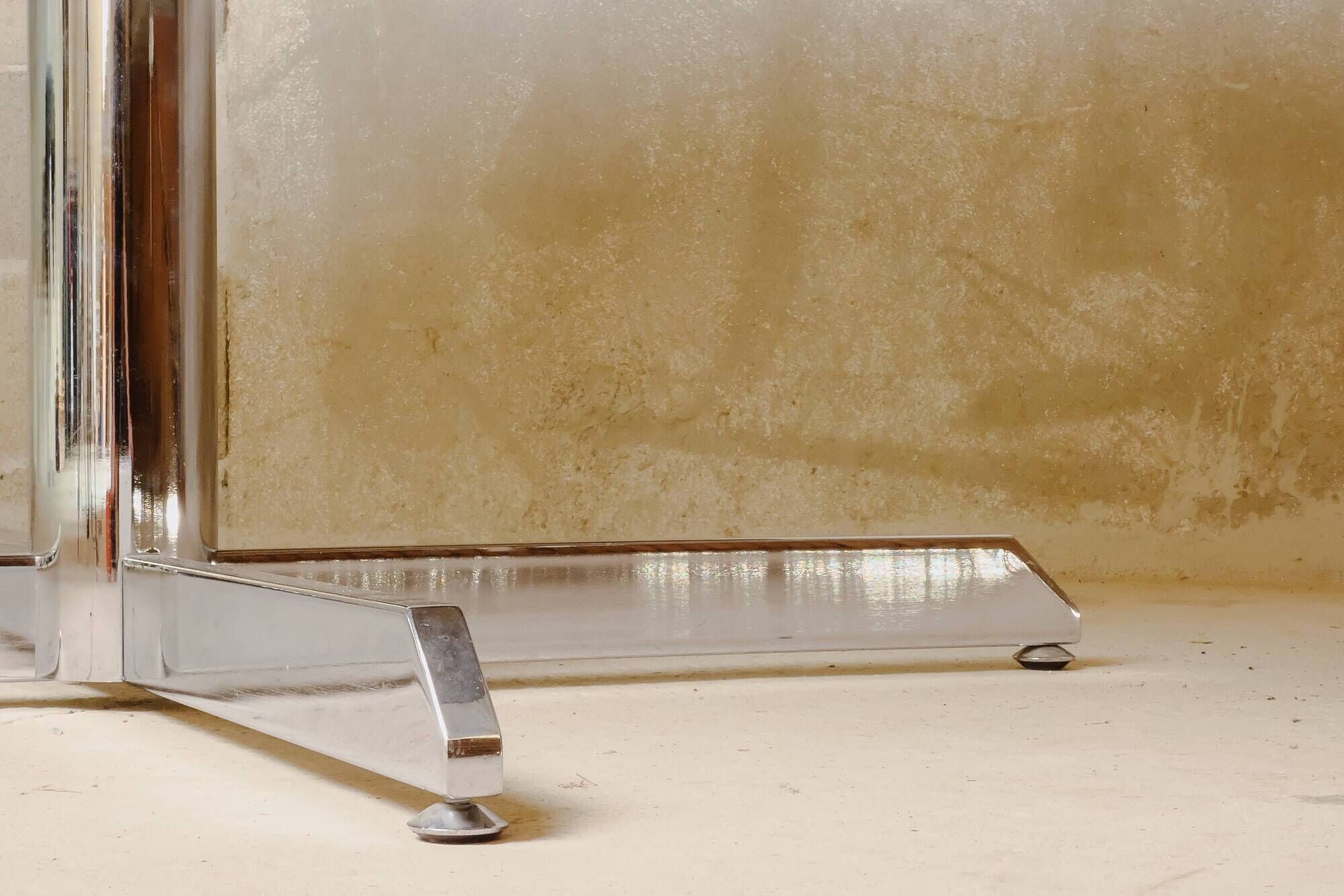 Roche Bobois - Round dining table in smoked glass and chrome-plated steel - c 1975