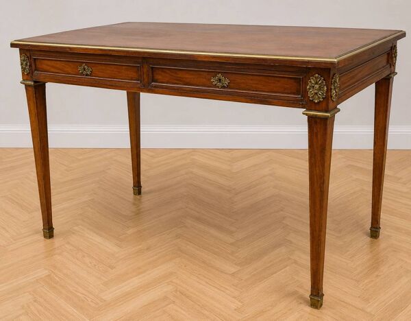 Bureau plat de style Louis XVI en acajou, reposant sur quatre pieds fuselés
