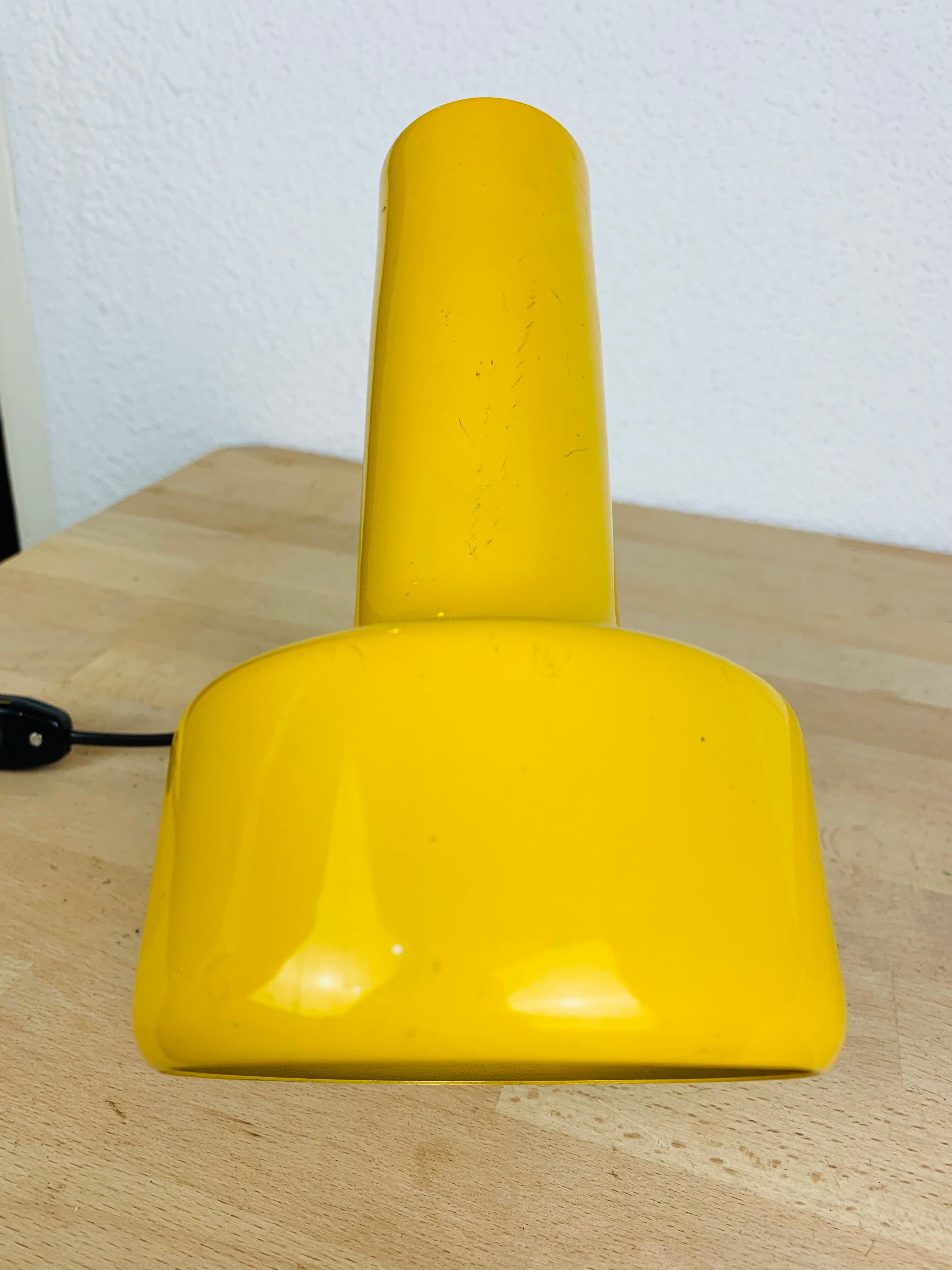 Yellow spot lamp to pose 70s