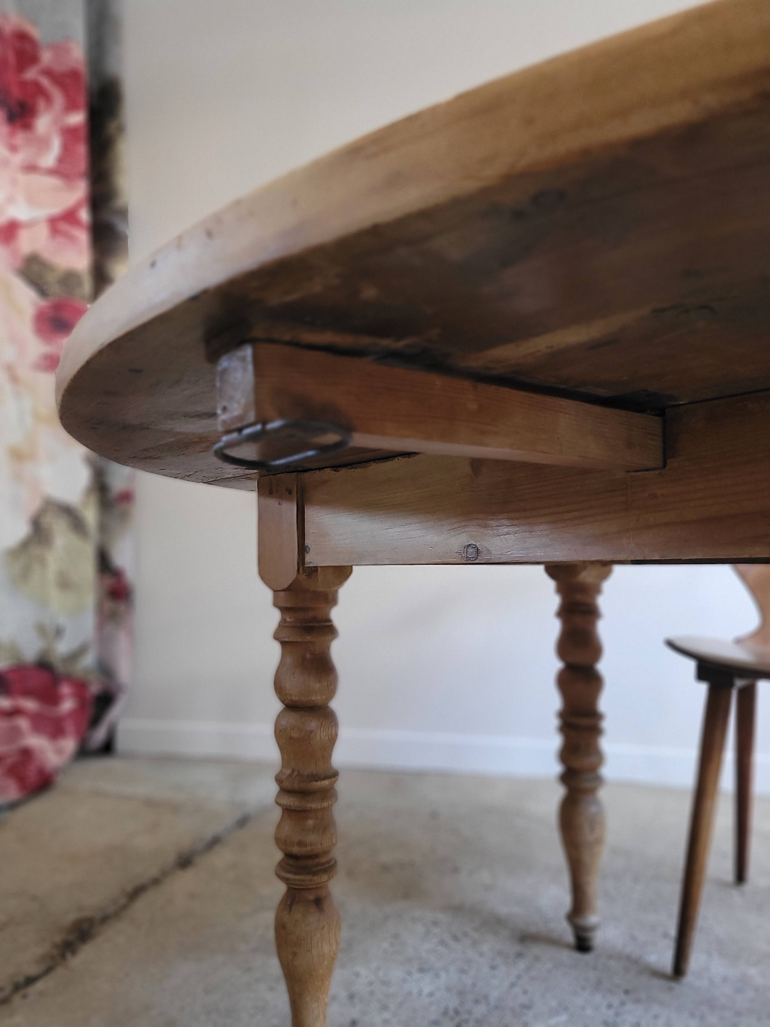 Round table with solid wood leaves