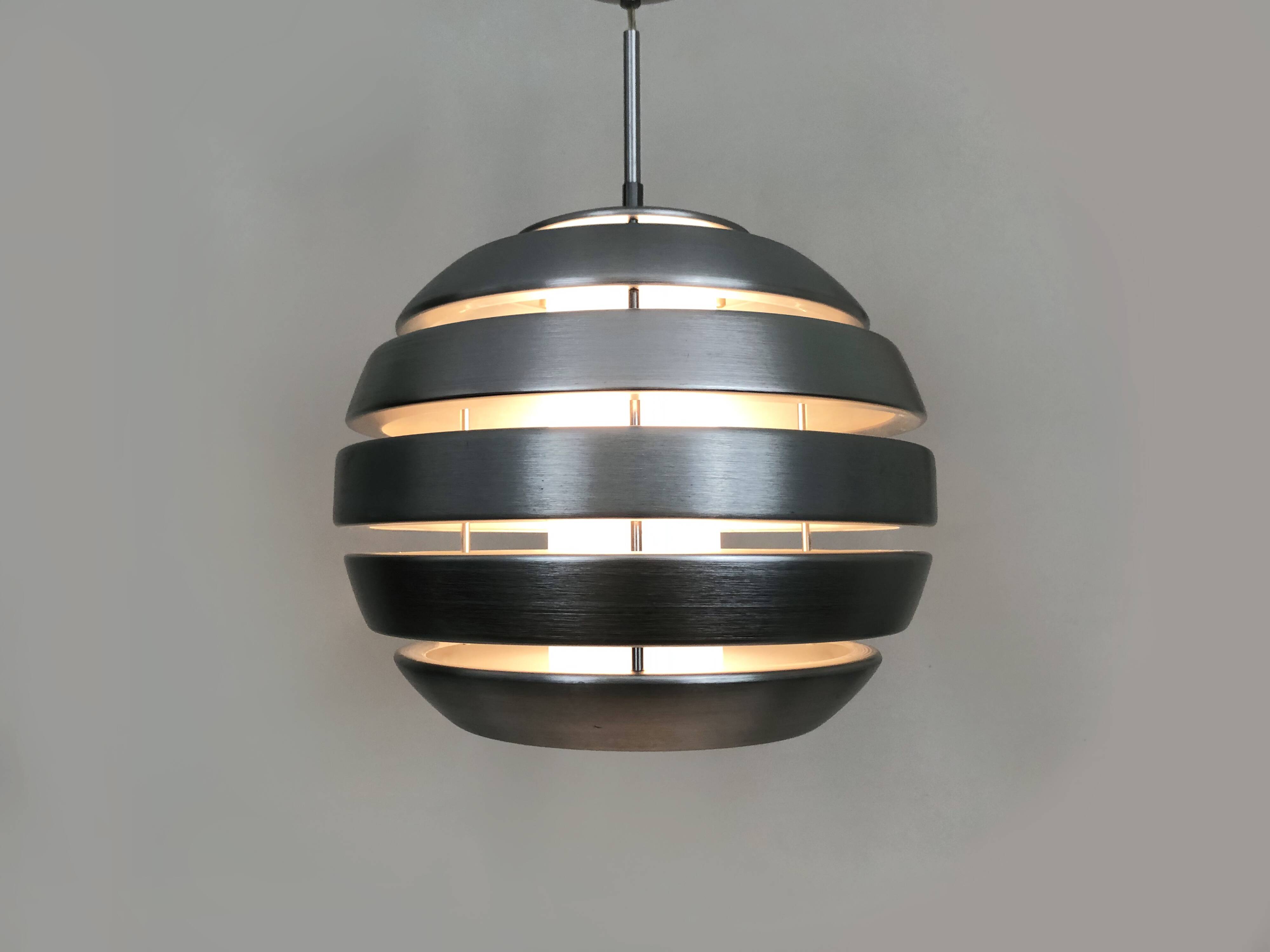 Grande suspension vintage Mercure par Eglo en aluminium brossé et opaline