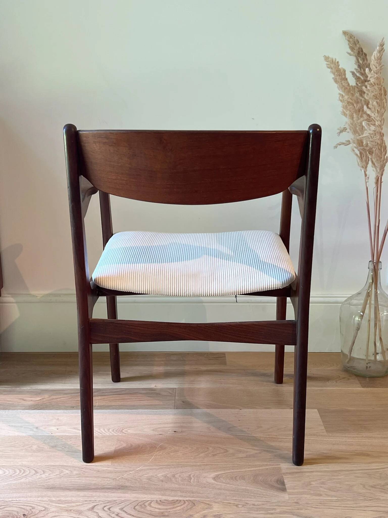 Fauteuil scandinave en teck et velours côtelé blanc "Hymir", années 60