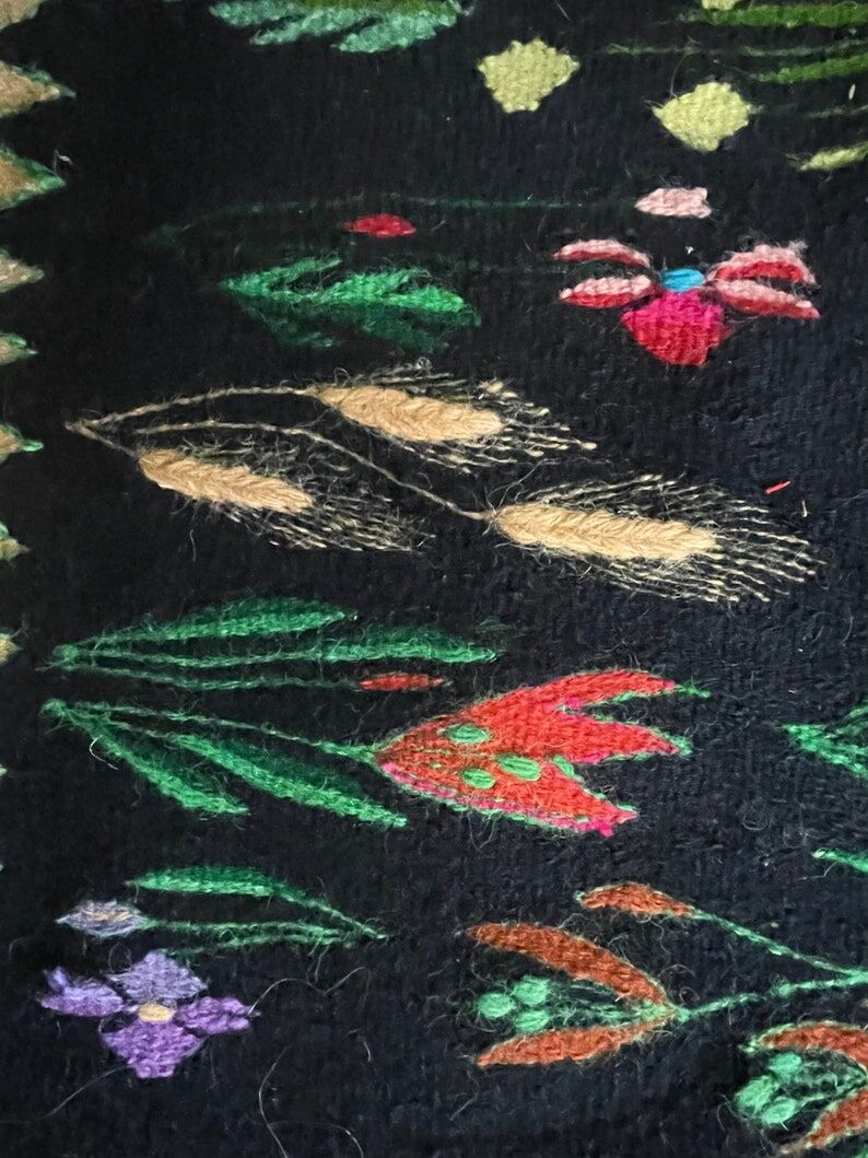 Oltenian floral beautiful rug, large size for a livingroom, handmade in wool in Romania