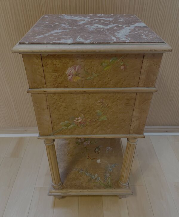 Table de chevet fin XIXe en loupe d’érable peint, plateau marbre