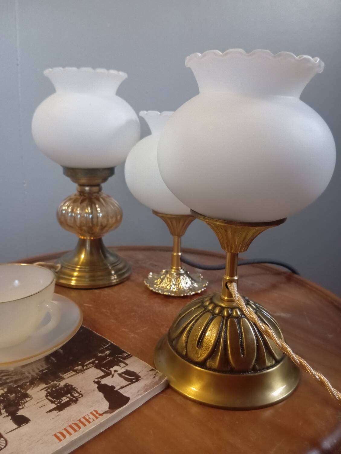 Trio lampes à poser style art deco bronze et opaline blanche
