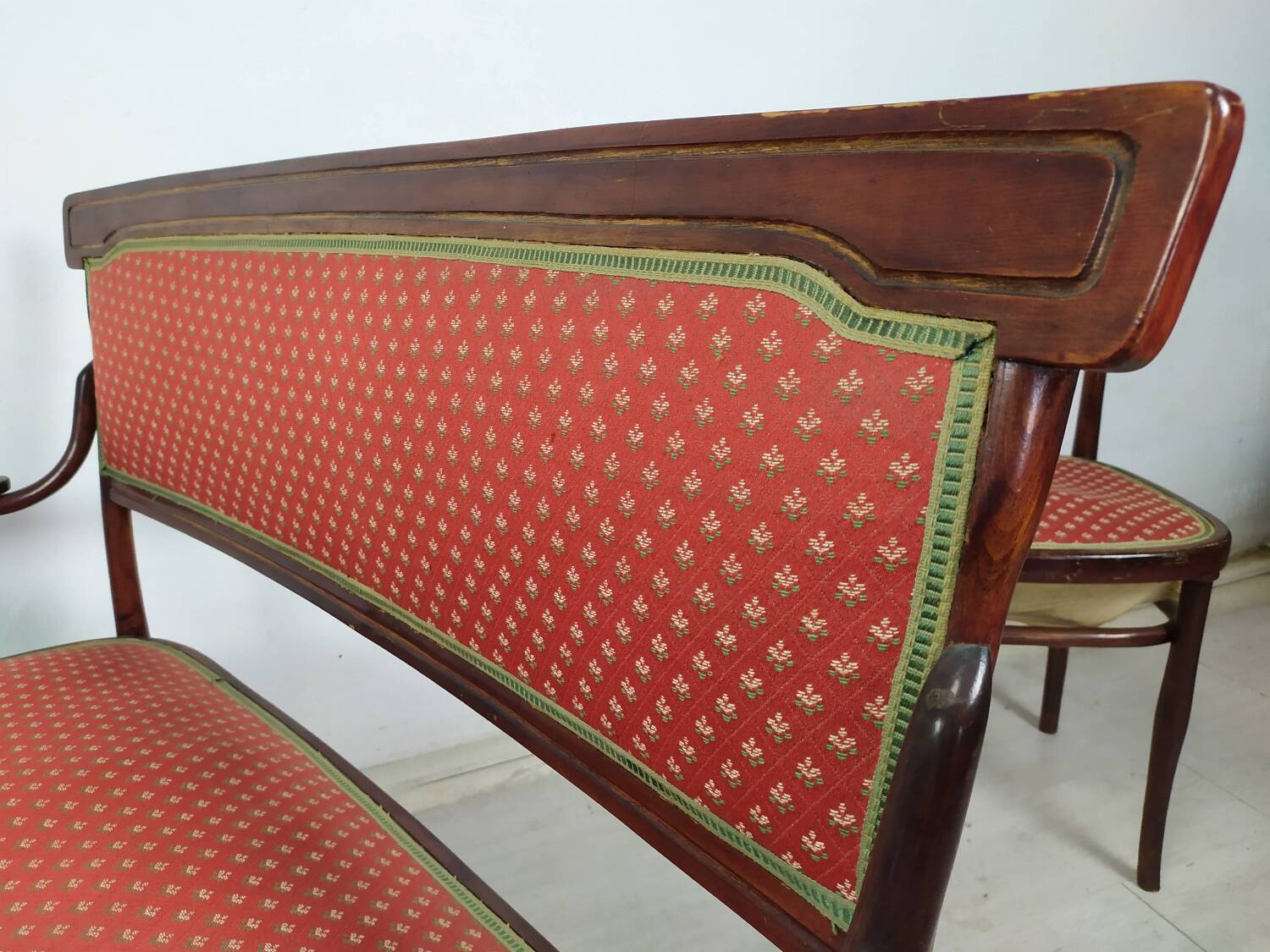 Kohn curved wood lounge