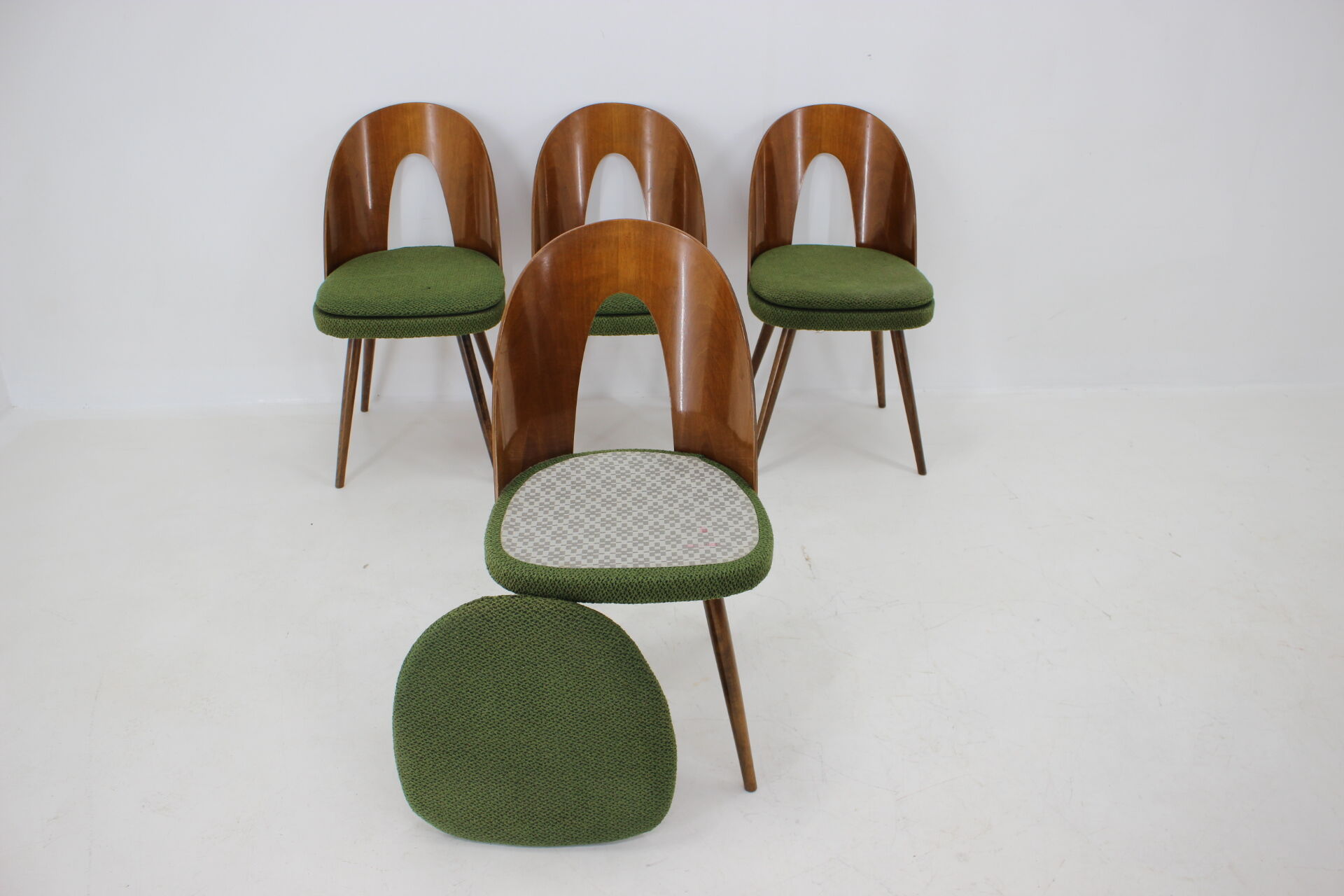4 chaises d'Antonin Suman, Tchécoslovaquie, 1960