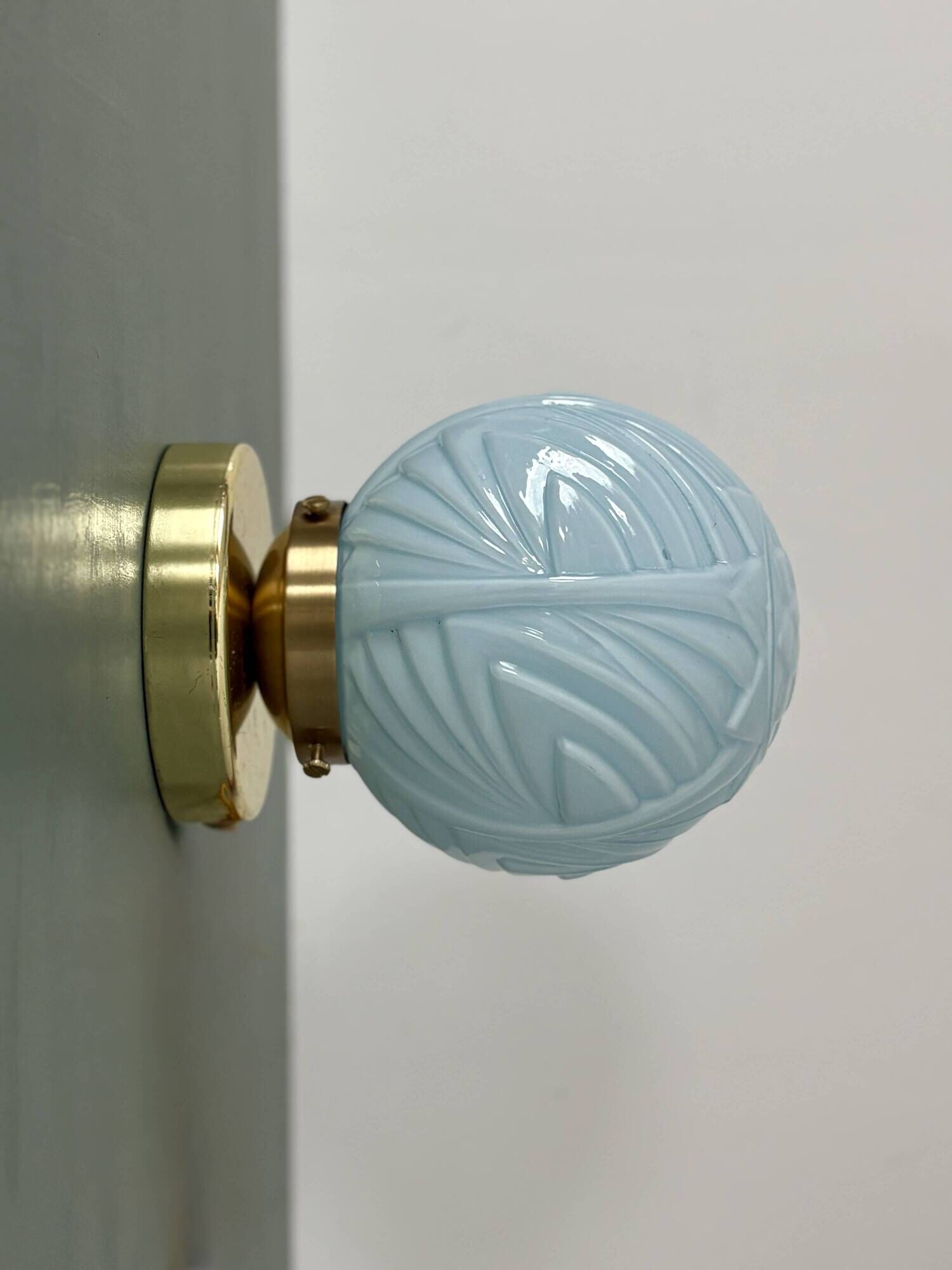 Applique globe vintage art déco en opaline bleue